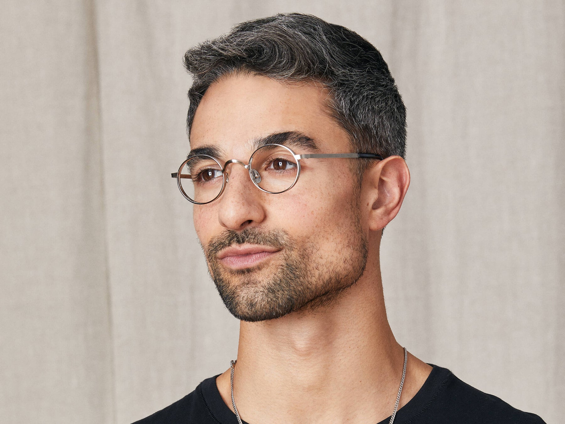 Model is wearing The MOYEL in size 44 in Silver Model is wearing The MOYEL in size 44 in Silver