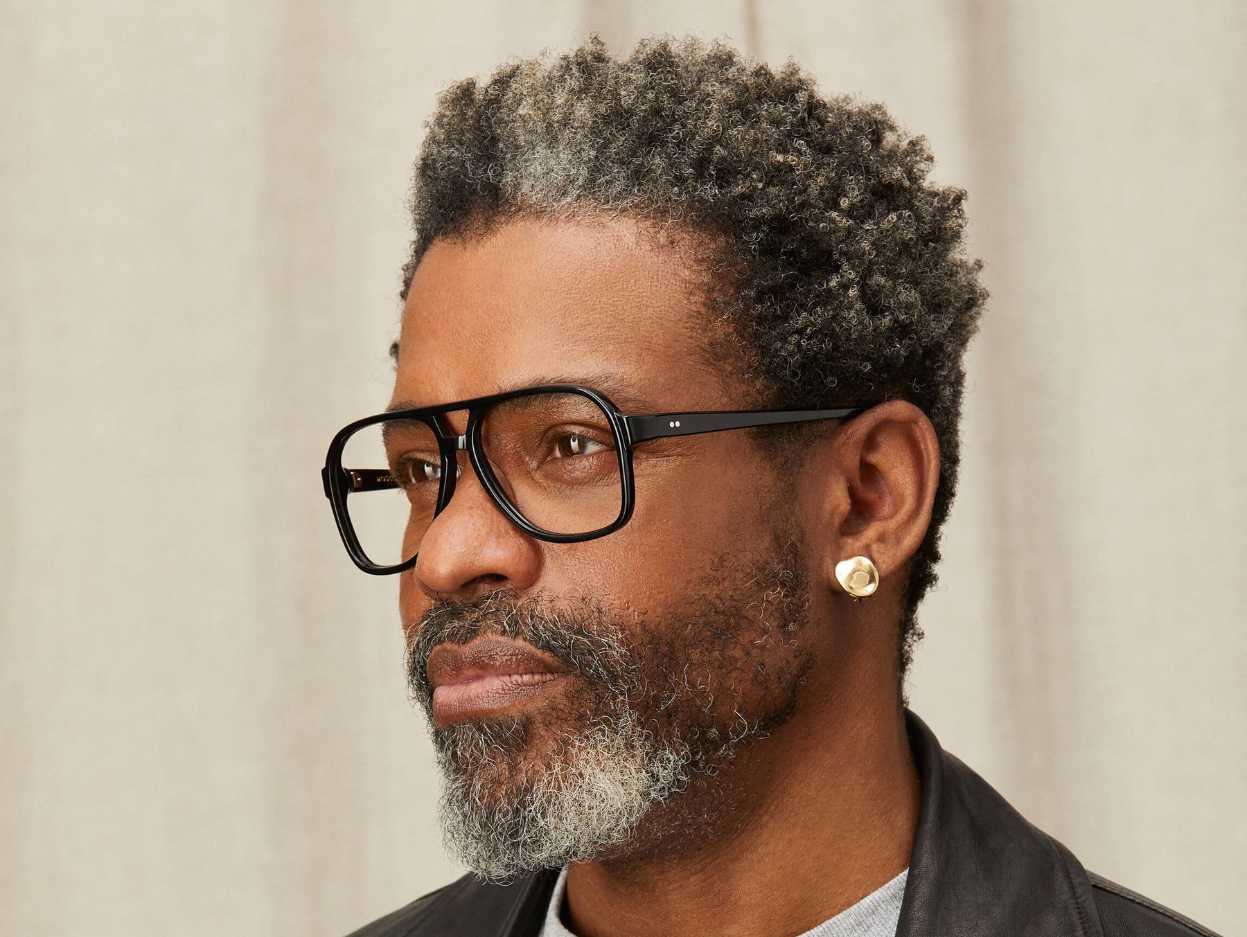 Model is wearing The SHEISTER in size 57 in Black Model is wearing The SHEISTER in size 57 in Black