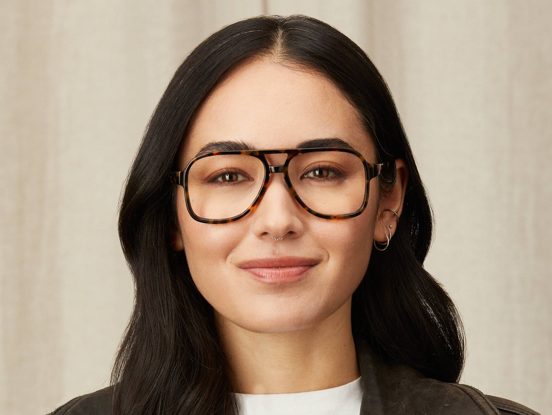 Model is wearing The SHEISTER in size 54 in Tortoise Model is wearing The SHEISTER in size 54 in Tortoise