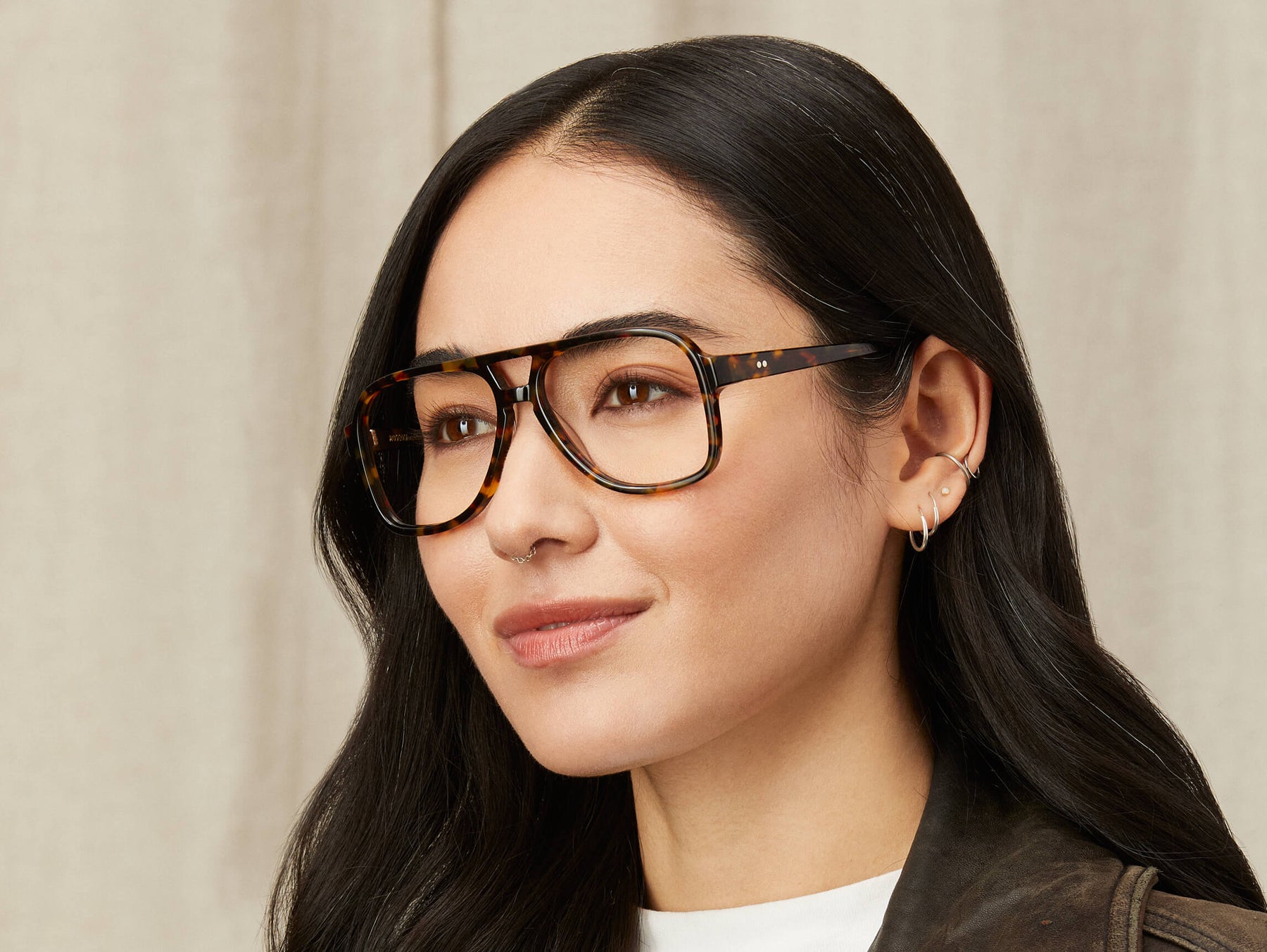 Model is wearing The SHEISTER in size 54 in Tortoise Model is wearing The SHEISTER in size 54 in Tortoise