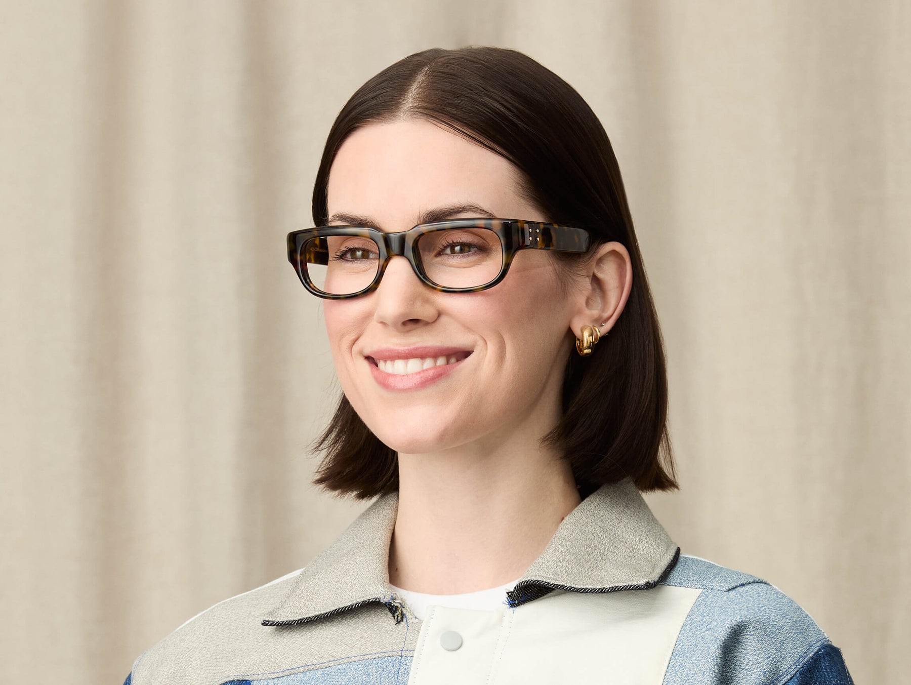 Model in wearing The SHTUP in size 51 in Tortoise Model in wearing The SHTUP in size 51 in Tortoise