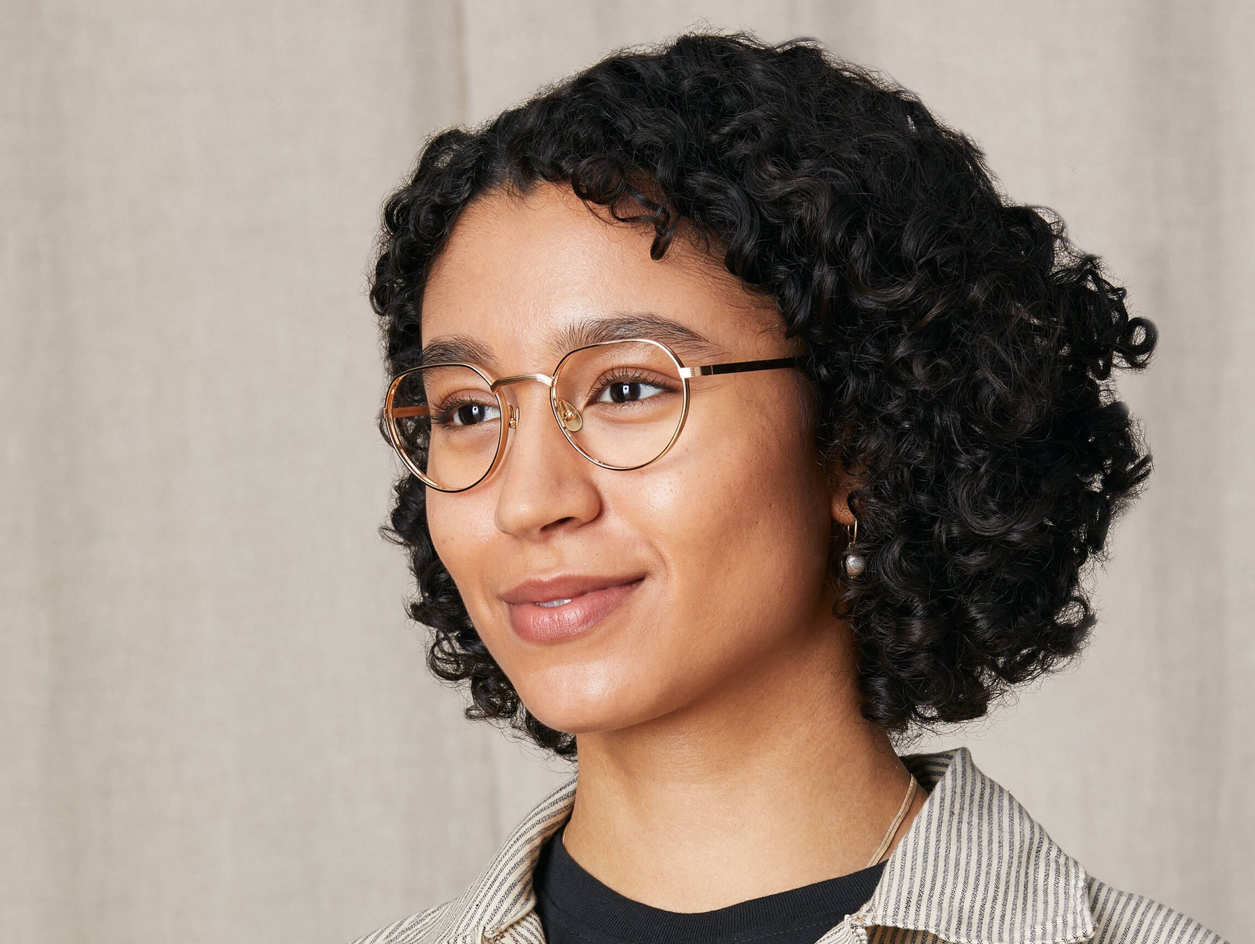 Model is wearing The SMENDRIK in size 51 in Gold Model is wearing The SMENDRIK in size 51 in Gold