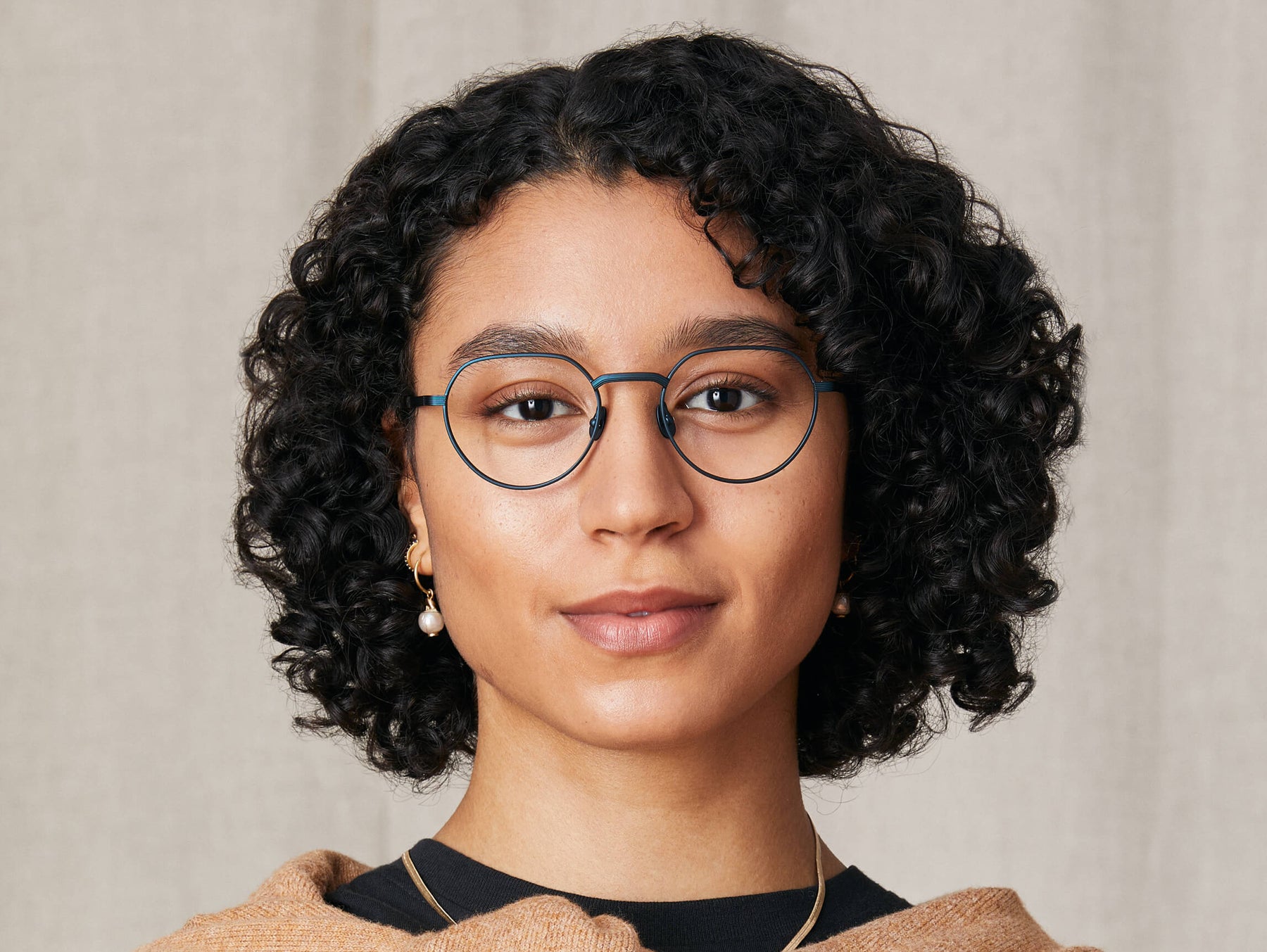 Model is wearing The SMENDRIK in size 51 in Navy Model is wearing The SMENDRIK in size 51 in Navy