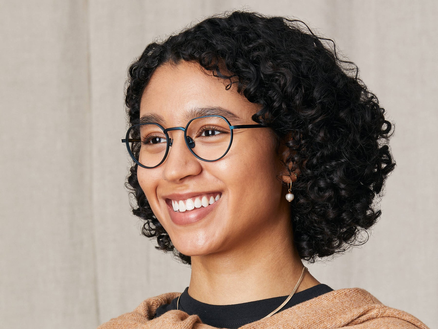 Model is wearing The SMENDRIK in size 51 in Navy Model is wearing The SMENDRIK in size 51 in Navy