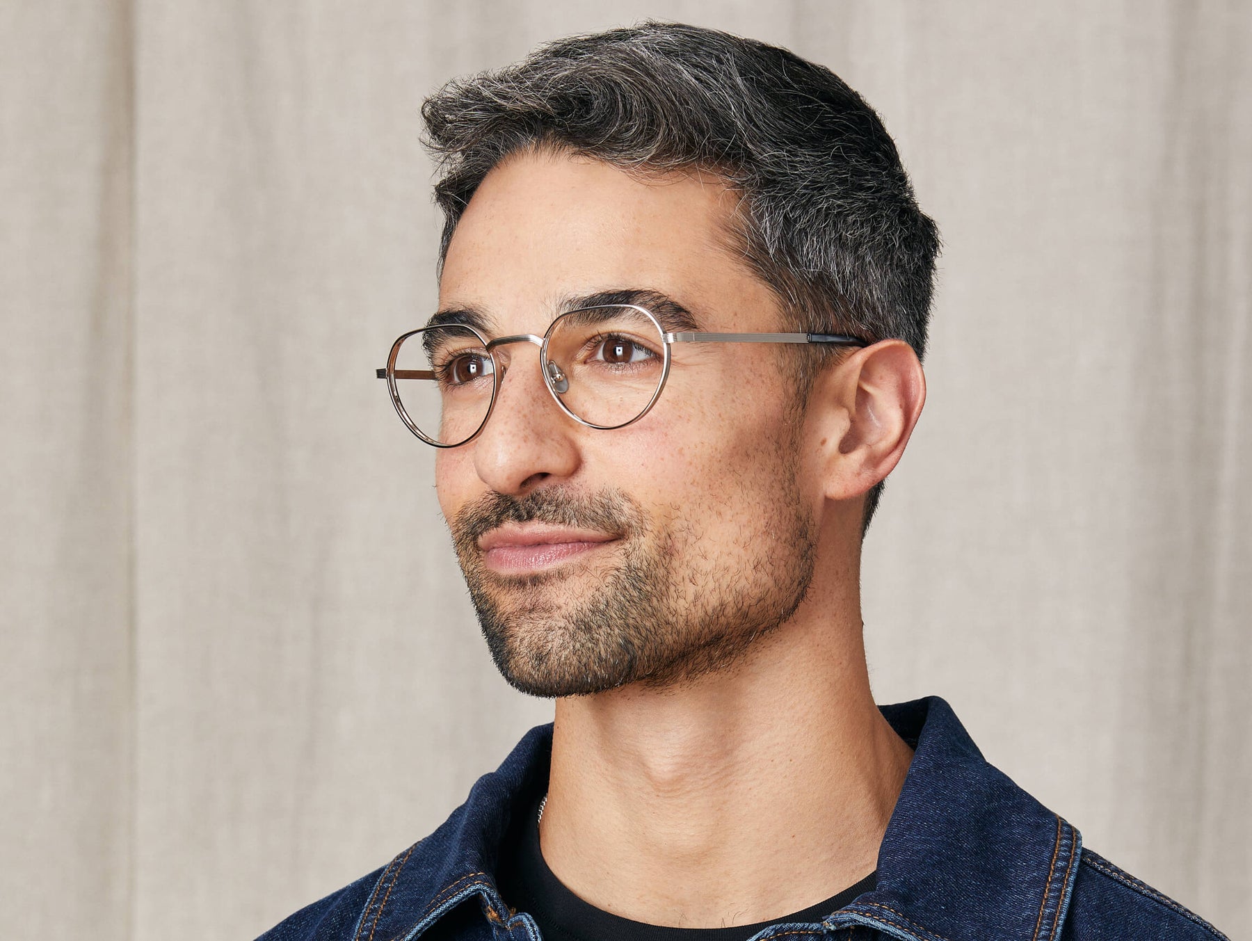 Model is wearing The SMENDRIK in size 51 in Silver Model is wearing The SMENDRIK in size 51 in Silver