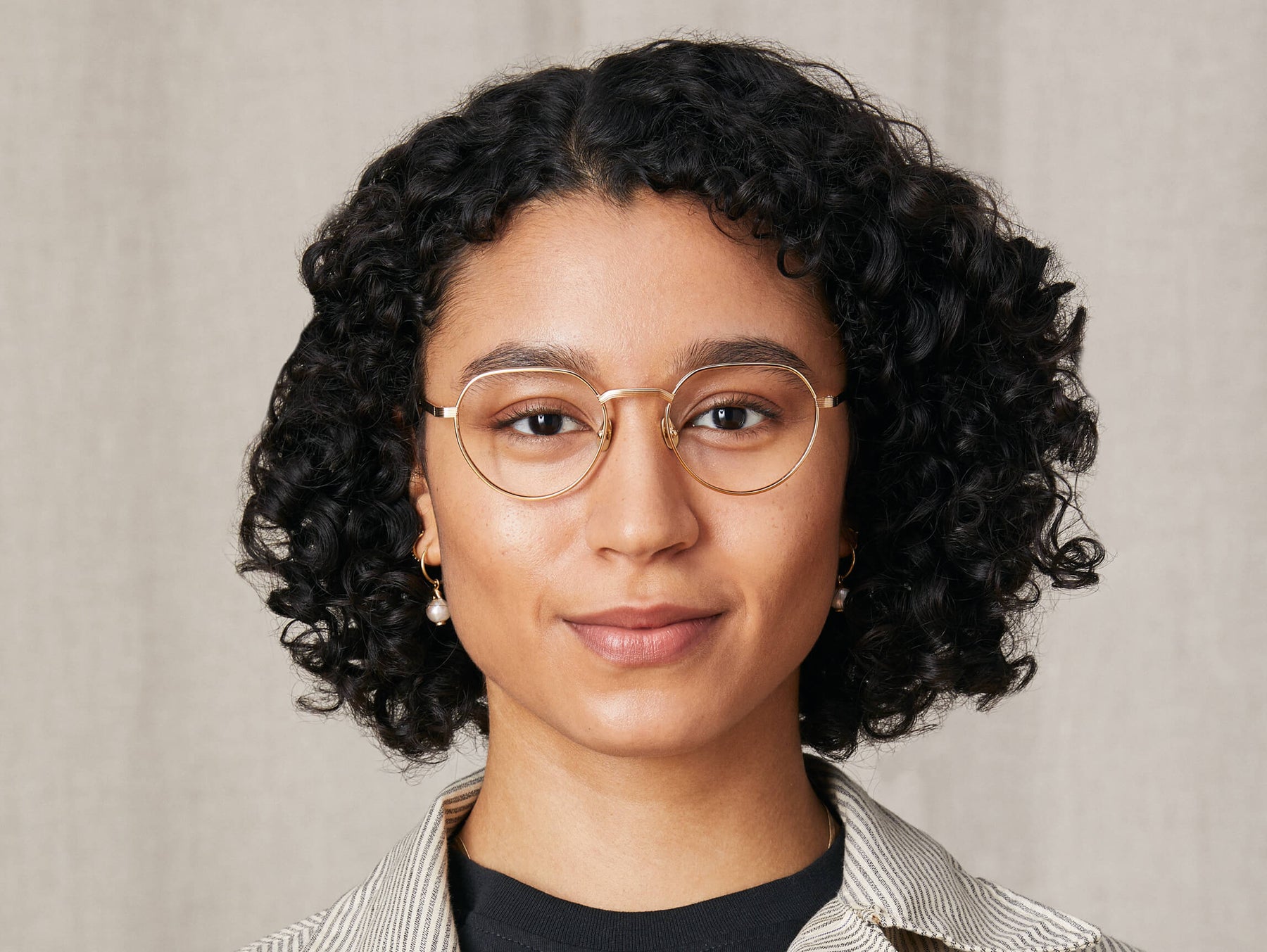 Model is wearing The SMENDRIK in size 51 in Gold Model is wearing The SMENDRIK in size 51 in Gold