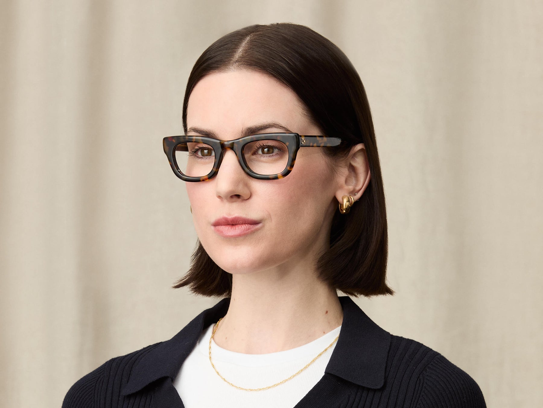 Model is wearing The SPILKES in size 45 in Tortoise Model is wearing The SPILKES in size 45 in Tortoise