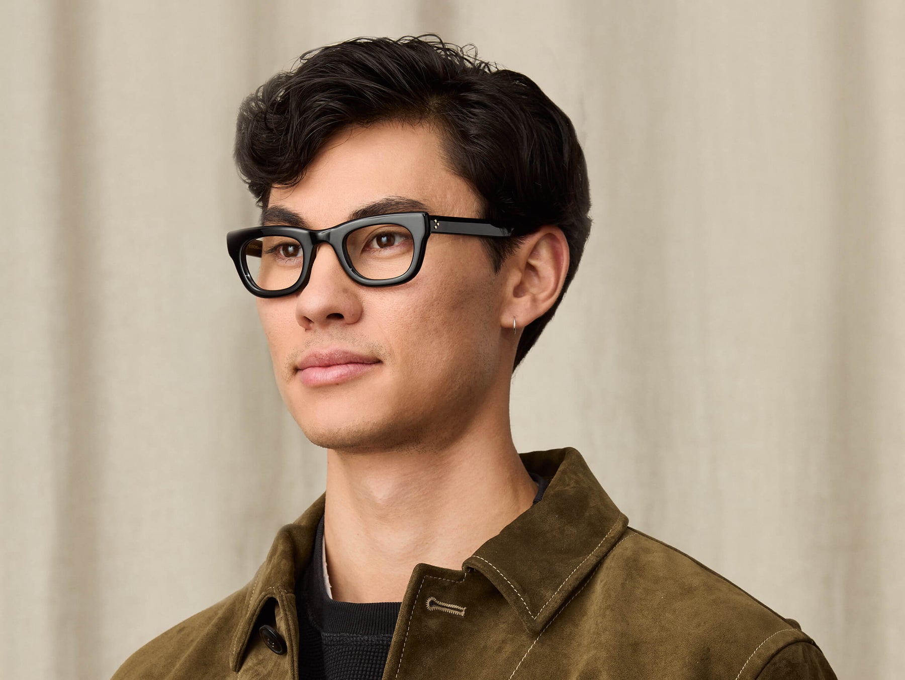 Model is wearing The SPILKES in size 48 in Black Model is wearing The SPILKES in size 48 in Black