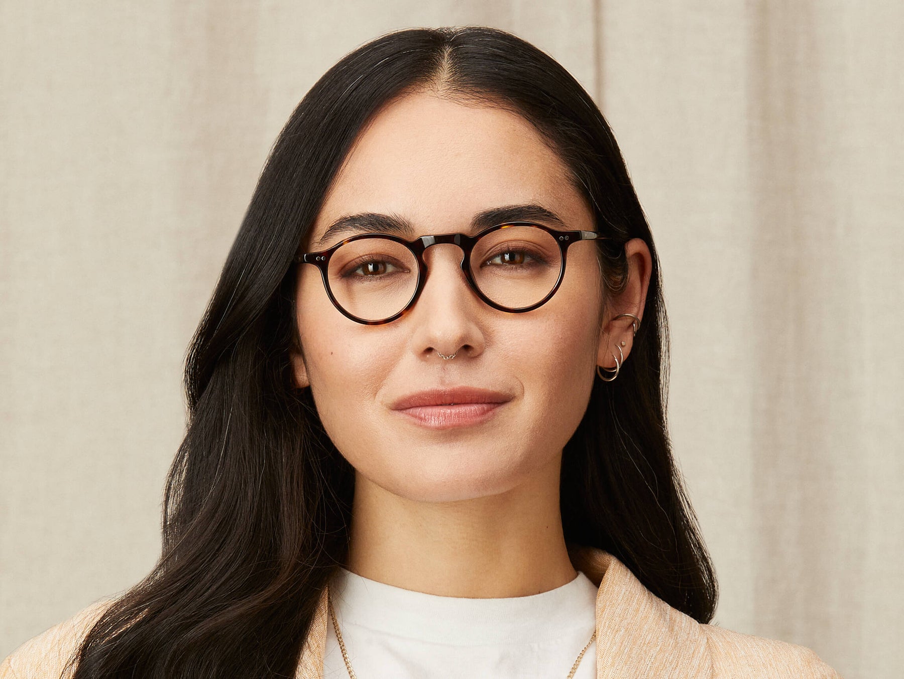 Model is wearing The TUCHUS in size 42 in Tortoise Model is wearing The TUCHUS in size 42 in Tortoise