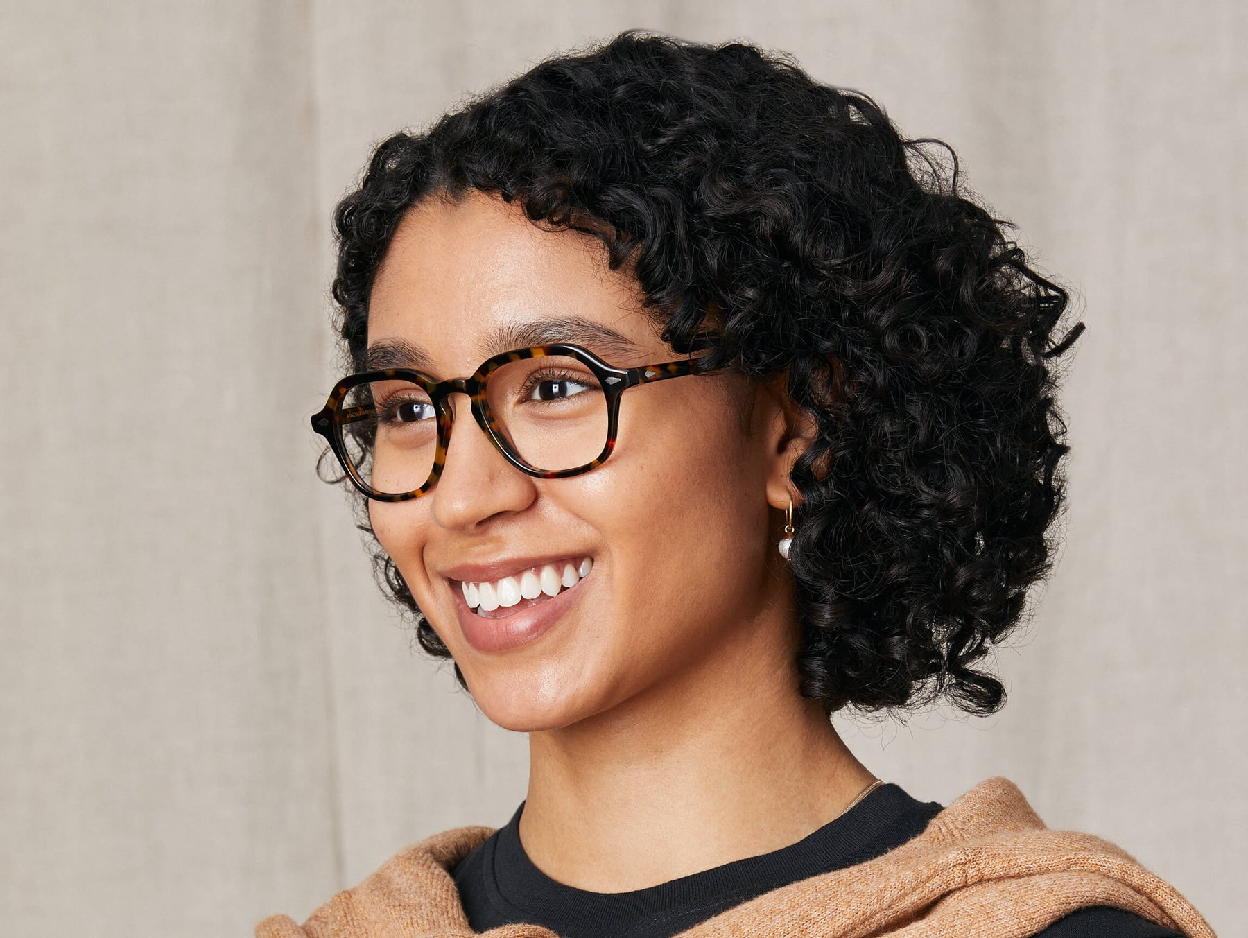 Model is wearing The YENEM in size 50 in Tortoise Model is wearing The YENEM in size 50 in Tortoise