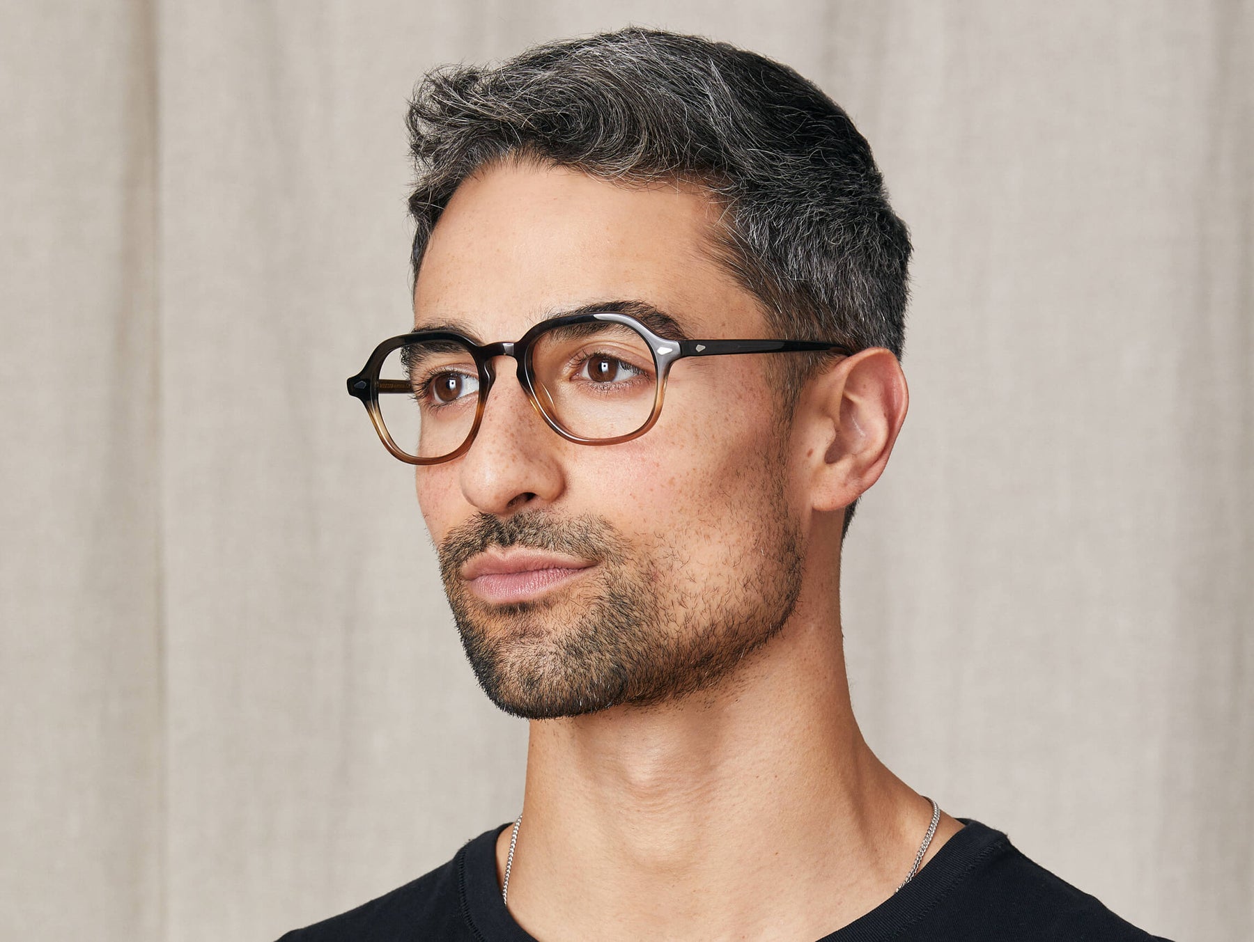 Model is wearing The YENEM in size 50 in Grey-Brown Fade Model is wearing The YENEM in size 50 in Grey-Brown Fade