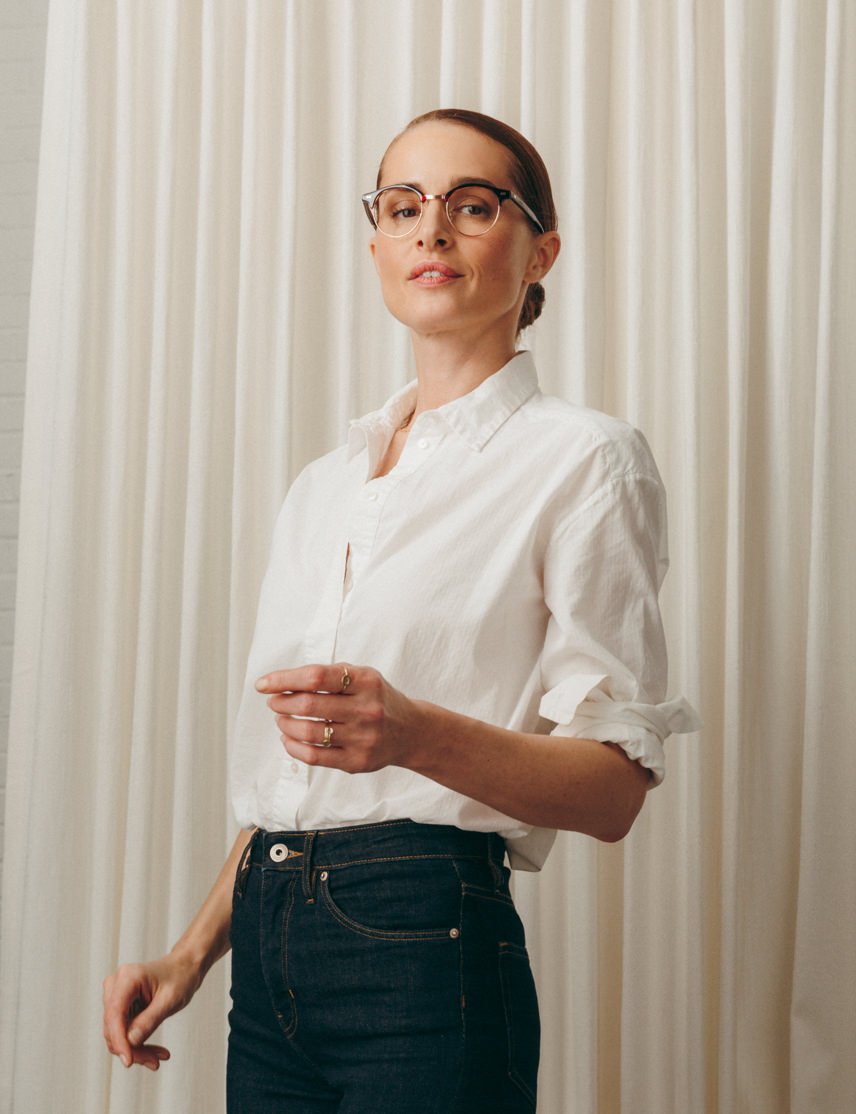 Model is wearing The AIDIM in size 46 in Burnt Tortoise/Gold Model is wearing The AIDIM in size 46 in Burnt Tortoise/Gold