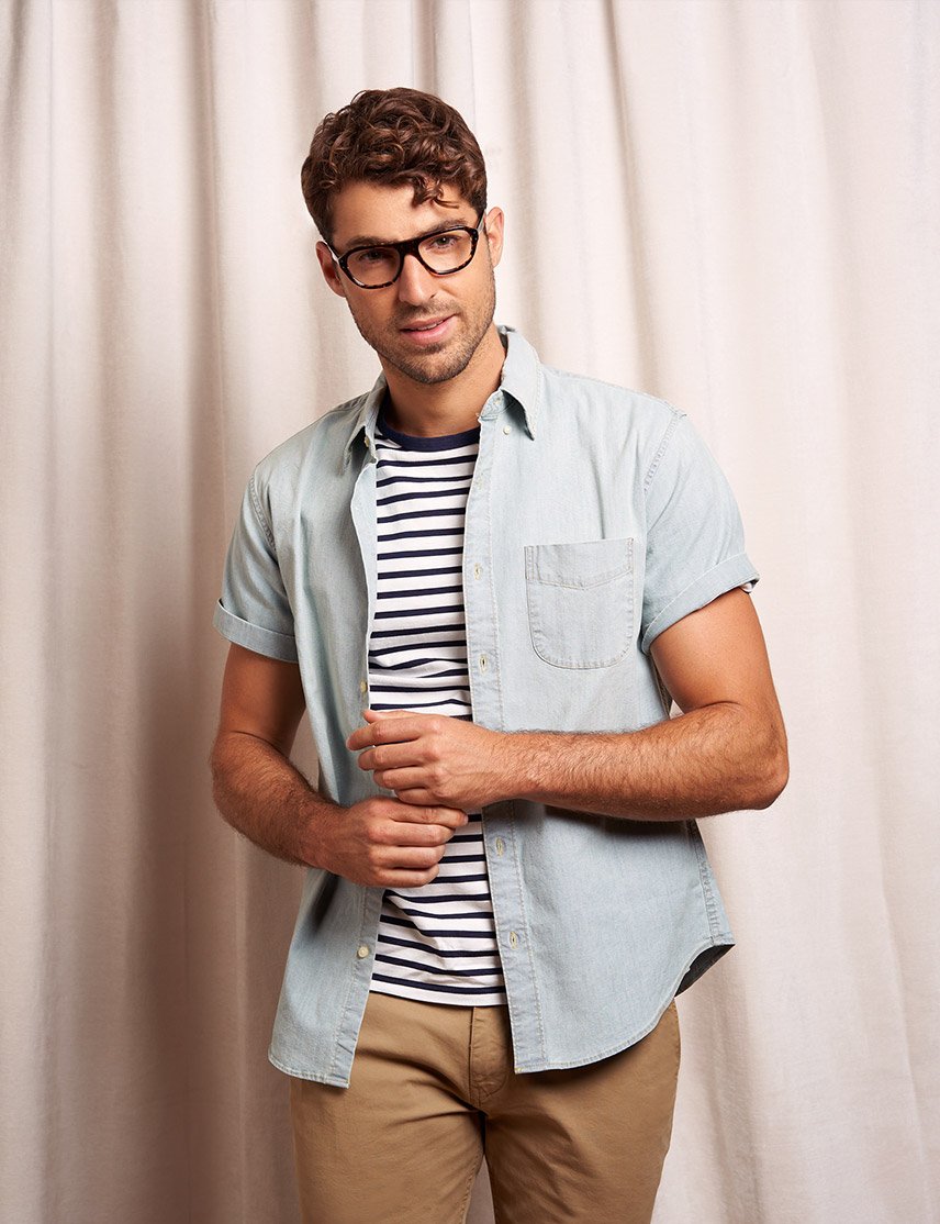 Model is wearing The AVRAM in size 52 in Dark Havana Model is wearing The AVRAM in size 52 in Dark Havana