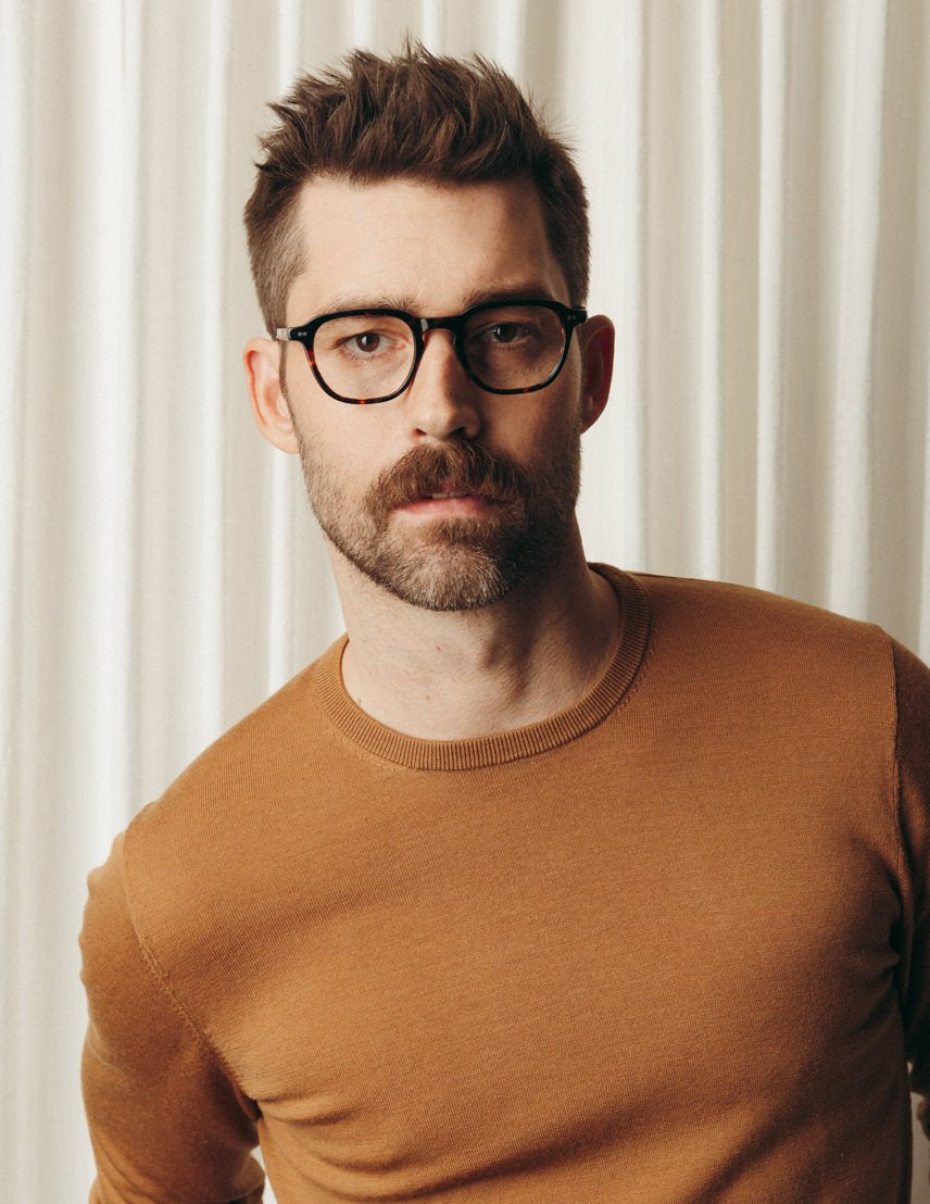 Model is wearing The BILLIK in size 50 in Tortoise Model is wearing The BILLIK in size 50 in Tortoise