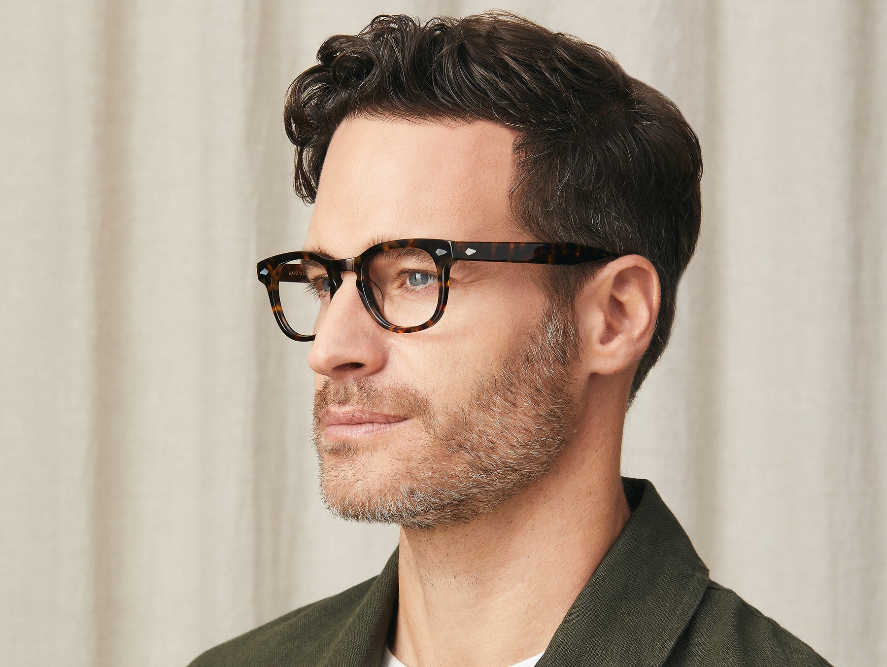 Model is wearing The GELT in size 49 in Tortoise Model is wearing The GELT in size 49 in Tortoise