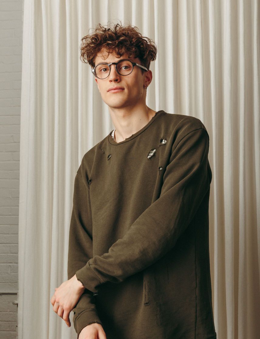 Model is wearing The GLICK in size 47 in Grey Model is wearing The GLICK in size 47 in Grey