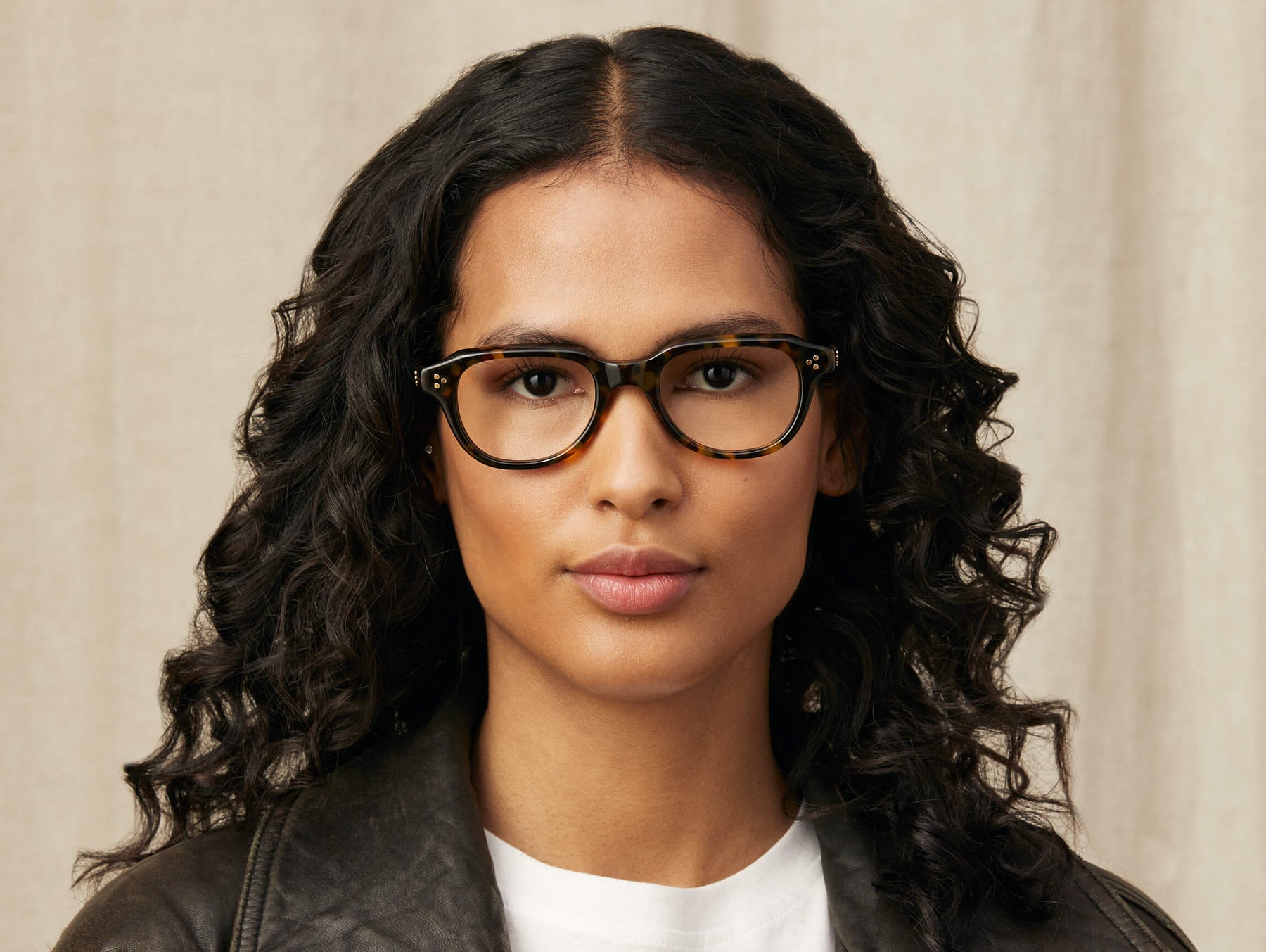 Model is wearing The GOOLAH in size 50 in Tortoise Model is wearing The GOOLAH in size 50 in Tortoise