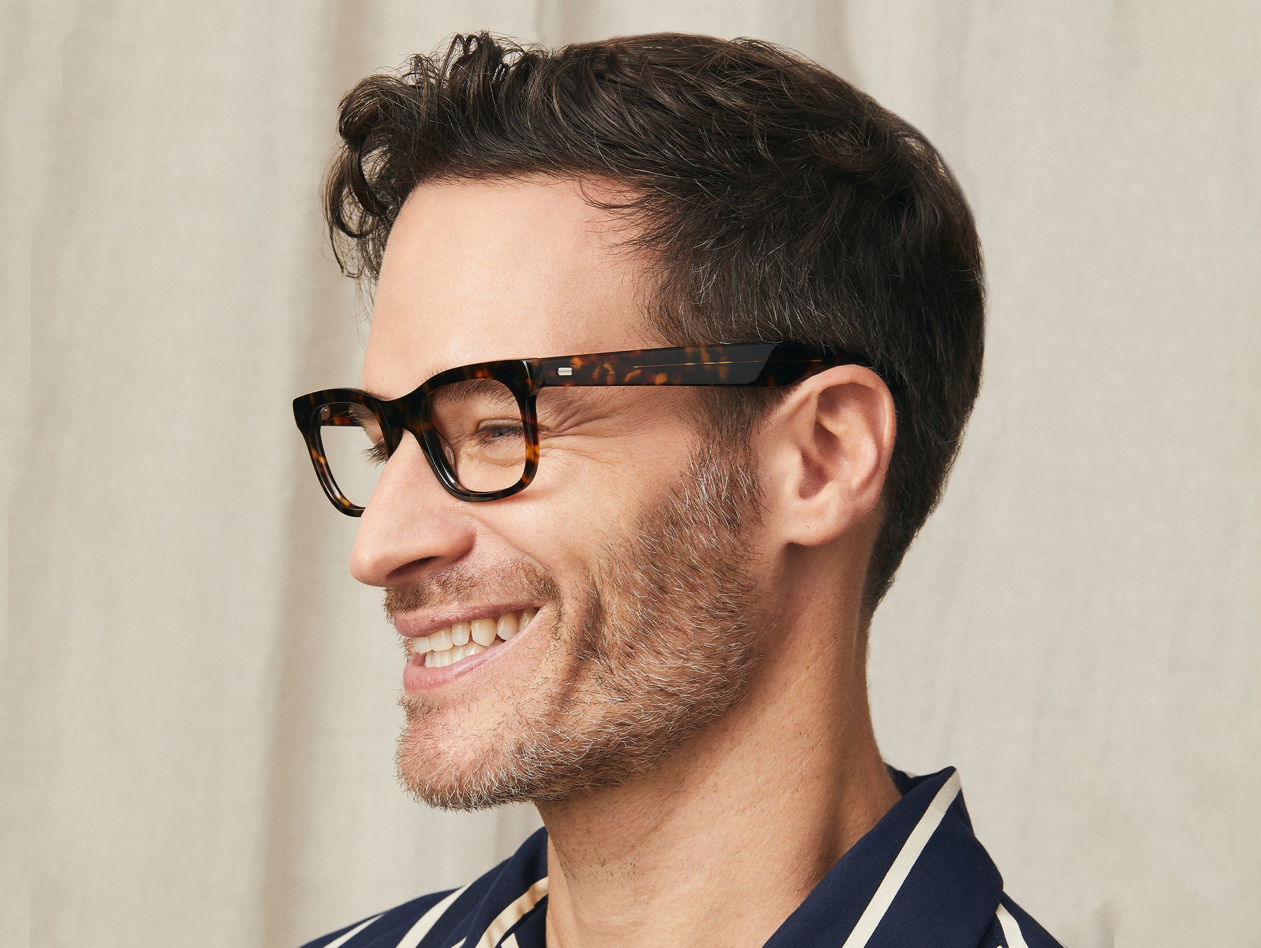 Model is wearing The HITSIK in size 48 in Tortoise Model is wearing The HITSIK in size 48 in Tortoise