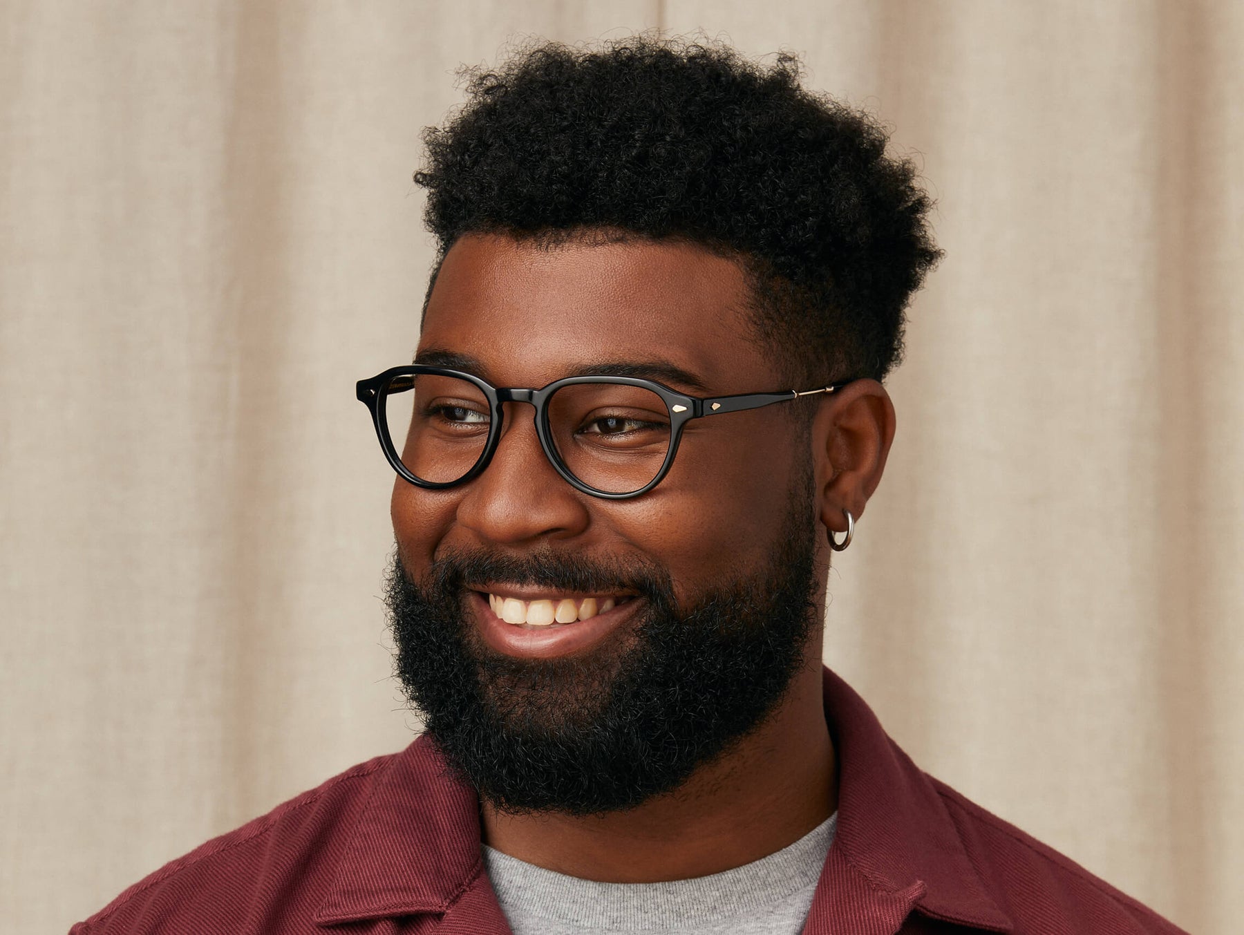 Model is wearing The KASH in size 50 in Black/Gold Model is wearing The KASH in size 50 in Black/Gold