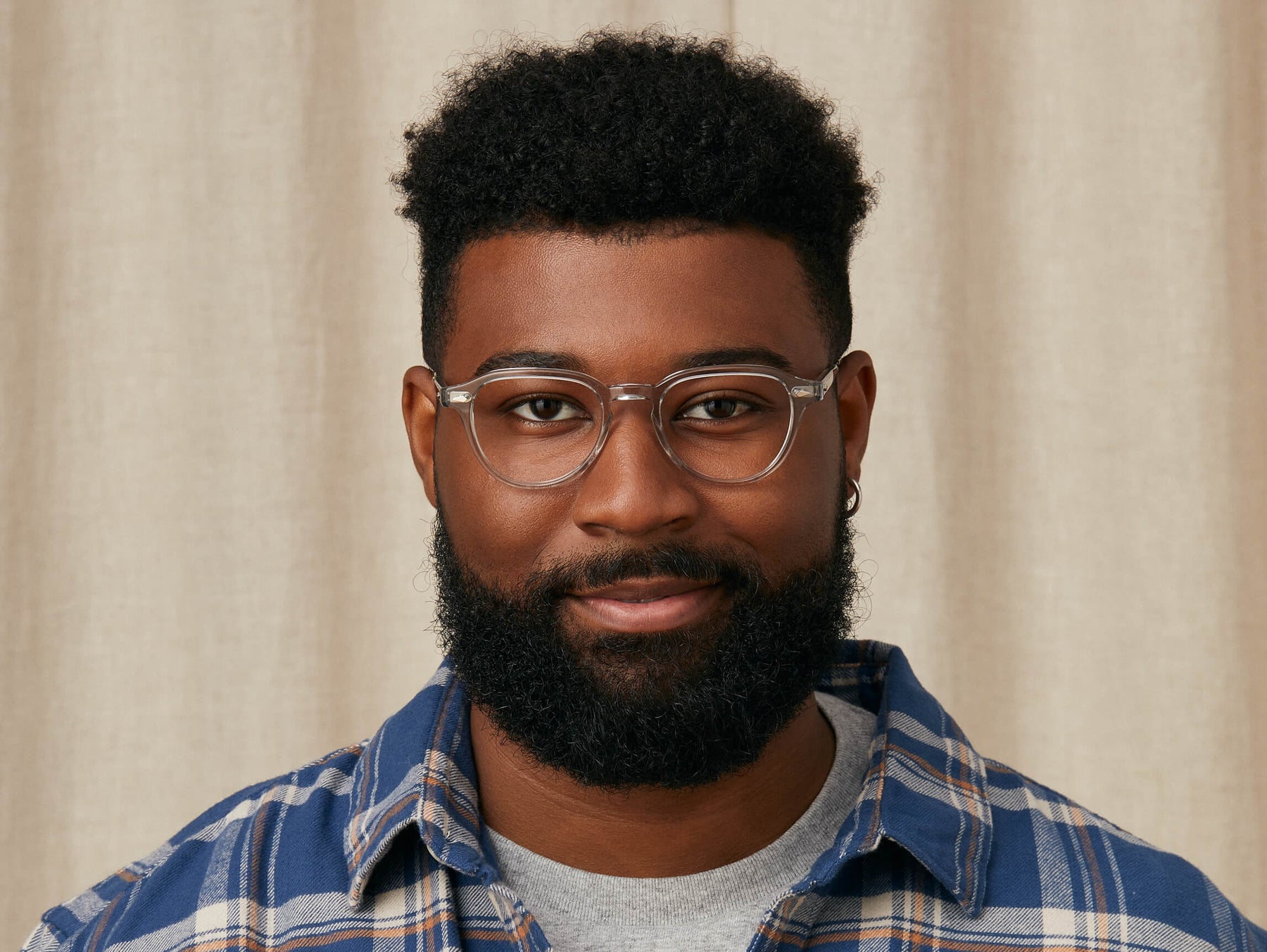 Model is wearing The KASH in size 50 in Light Grey/Silver Model is wearing The KASH in size 50 in Light Grey/Silver