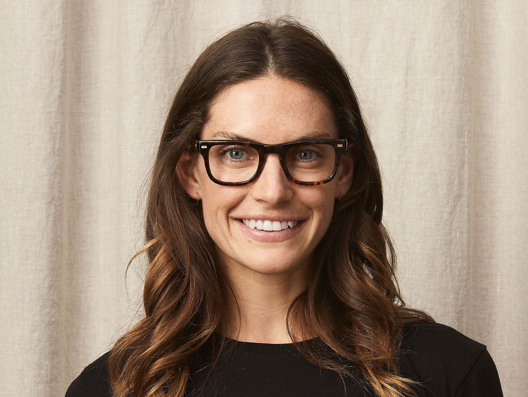 Model is wearing The KAVELL in size 48 in Tortoise Model is wearing The KAVELL in size 48 in Tortoise