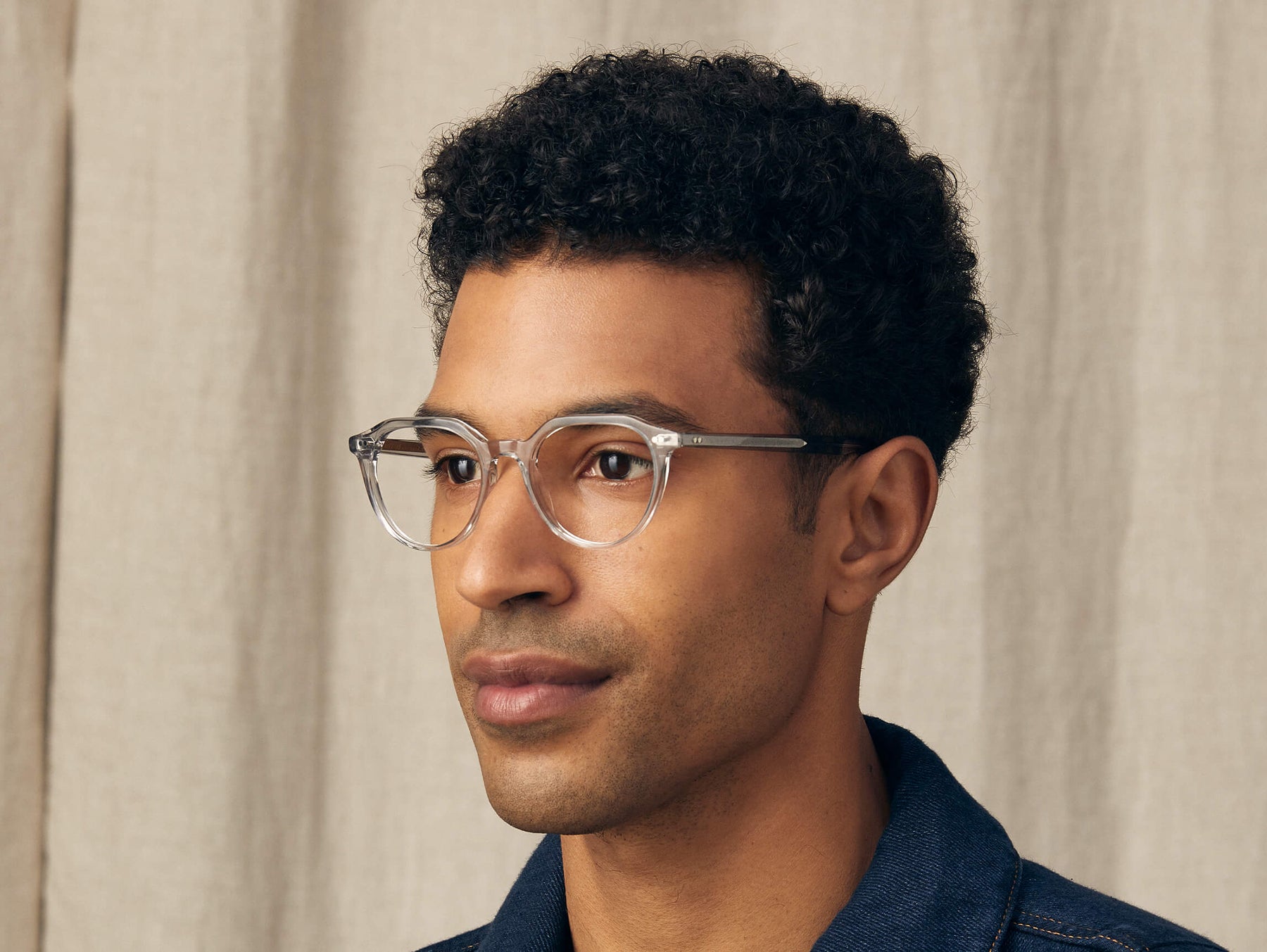 Model is wearing The KITZEL in size 47 in Light Grey Model is wearing The KITZEL in size 47 in Light Grey