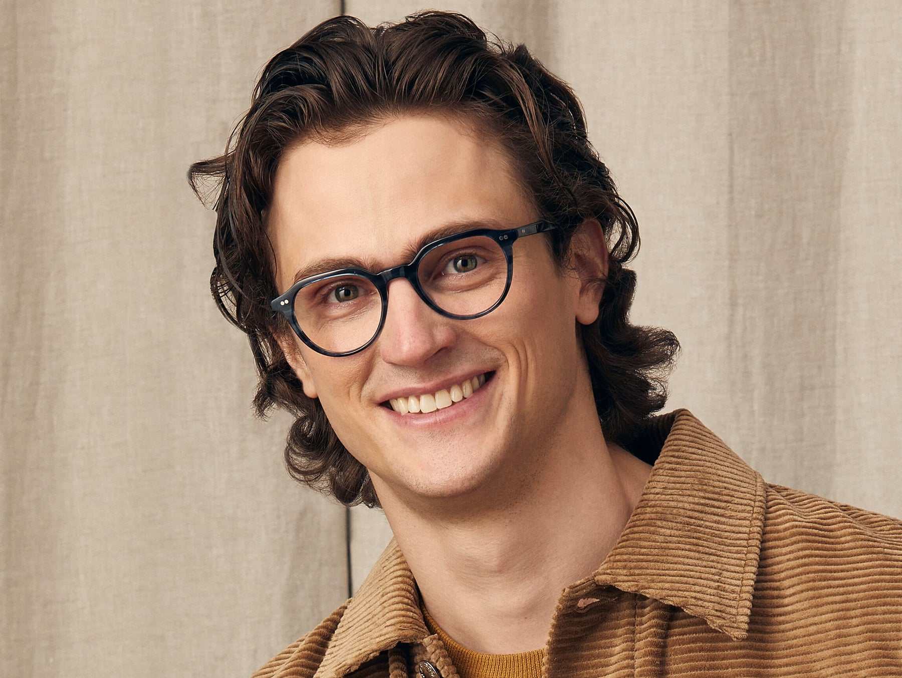 Model is wearing The KITZEL in size 47 in Ink Model is wearing The KITZEL in size 47 in Ink