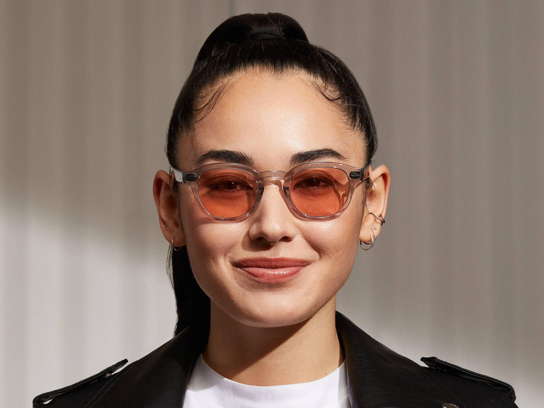 Model is wearing The LEMTOSH in Light Grey in size 46 with New York Rose Tinted Lenses Model is wearing The LEMTOSH in Light Grey in size 46 with New York Rose Tinted Lenses