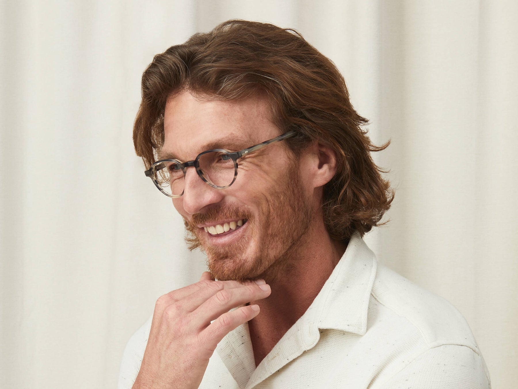 Model is wearing The LES in size 47 in Grey Tortoise Model is wearing The LES in size 47 in Grey Tortoise