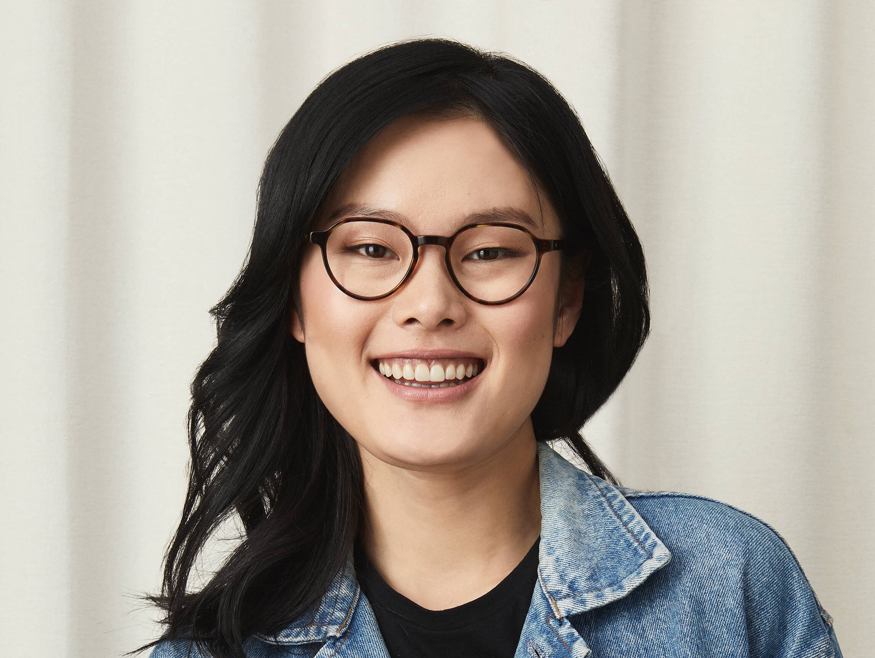 Model is wearing The LES in size 50 in Spot Tortoise Model is wearing The LES in size 50 in Spot Tortoise