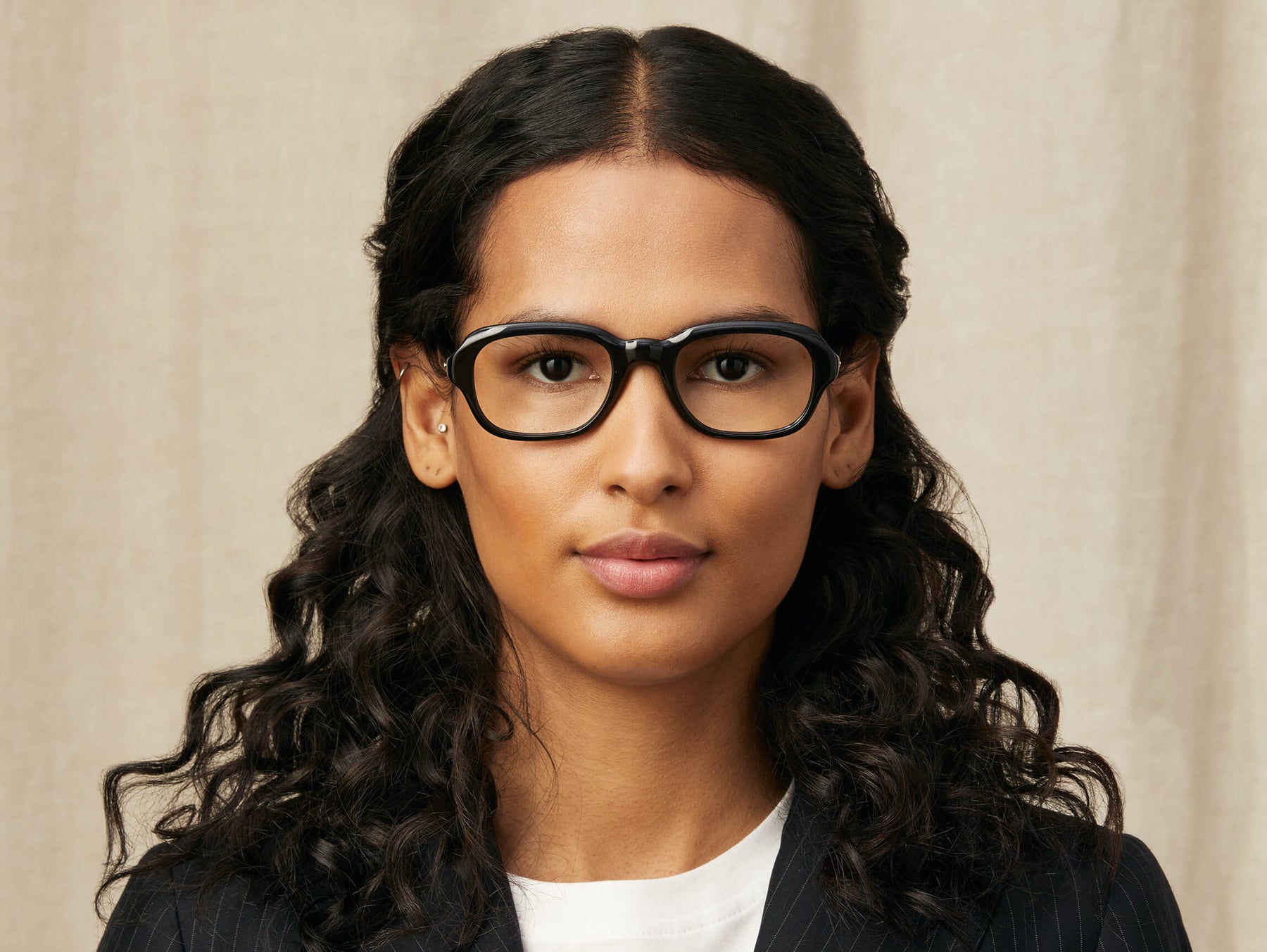 Model is wearing The MESHUG in size 51 in Black Model is wearing The MESHUG in size 51 in Black