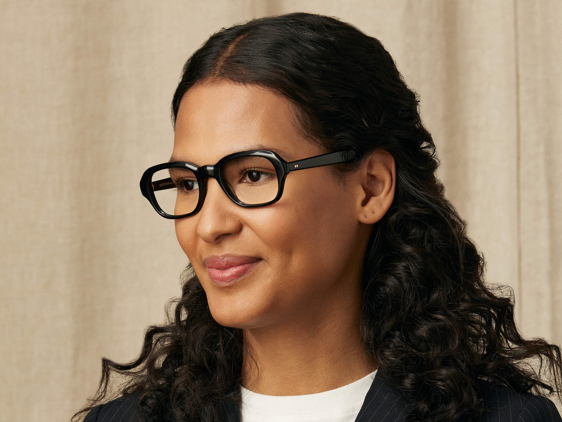 Model is wearing The MESHUG in size 51 in Black Model is wearing The MESHUG in size 51 in Black