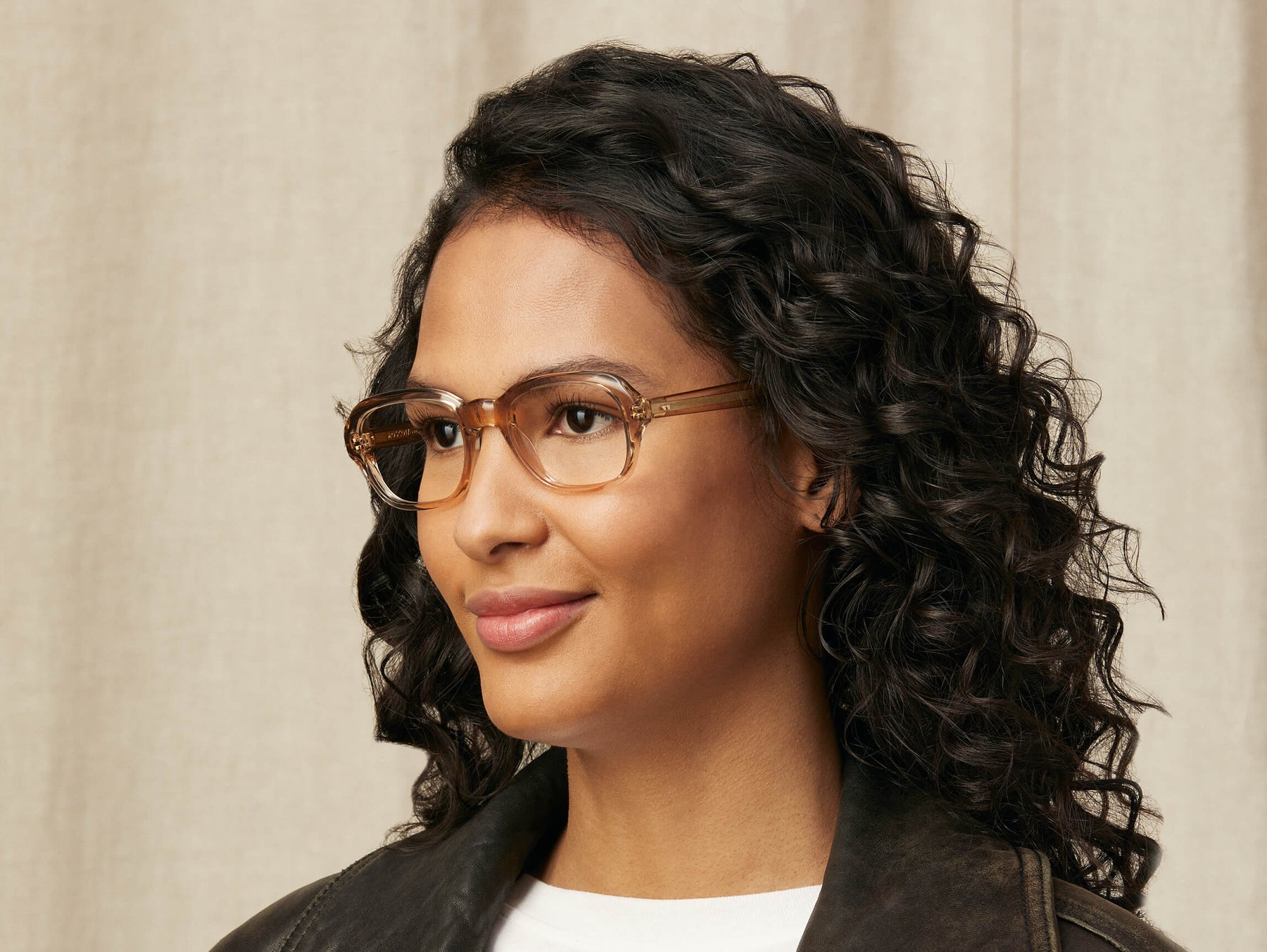 Model is wearing The MESHUG in size 51 in Cinnamon Model is wearing The MESHUG in size 51 in Cinnamon