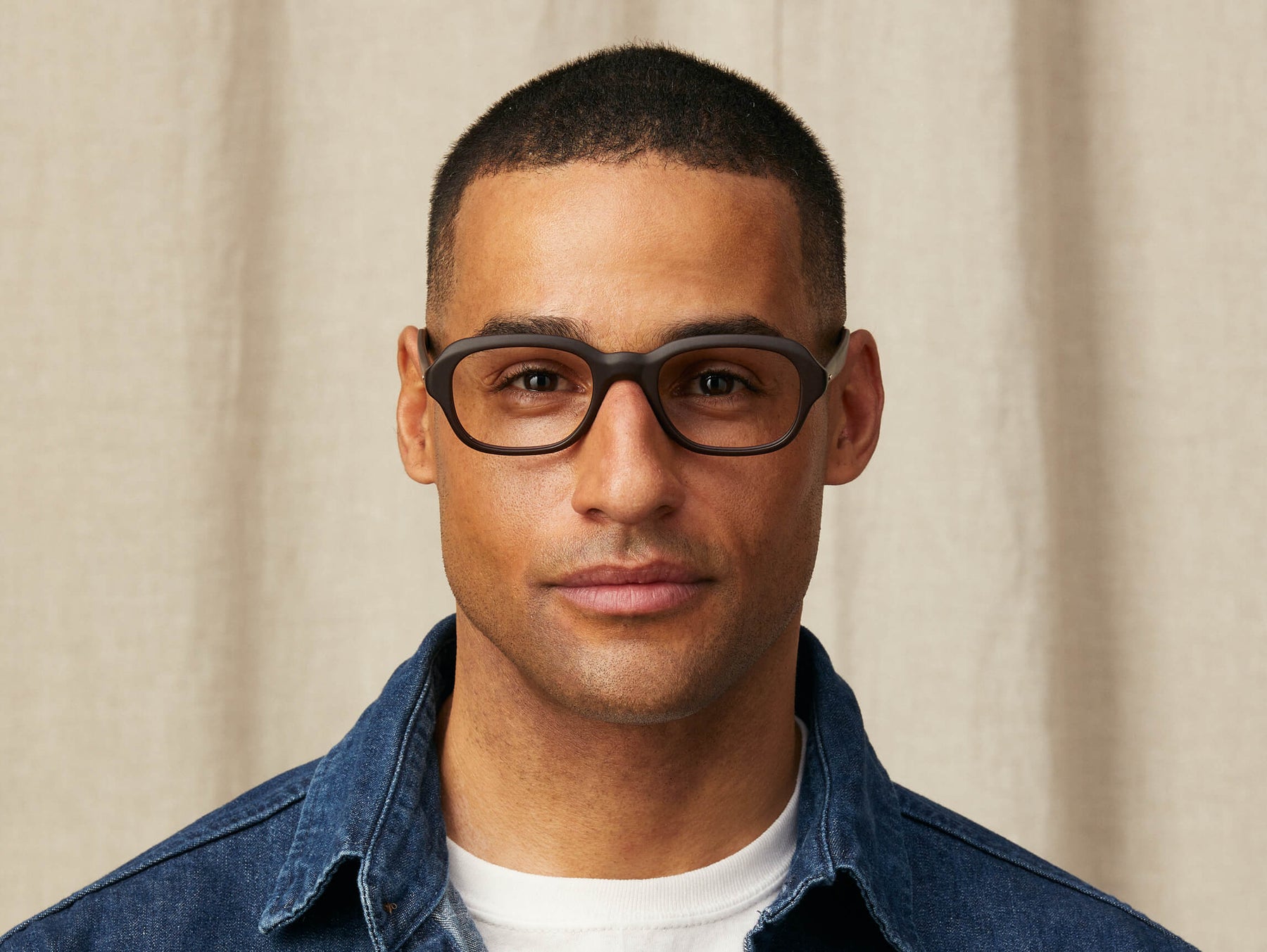 Model is wearing The MESHUG in size 51 in Matte Dark Brown Model is wearing The MESHUG in size 51 in Matte Dark Brown