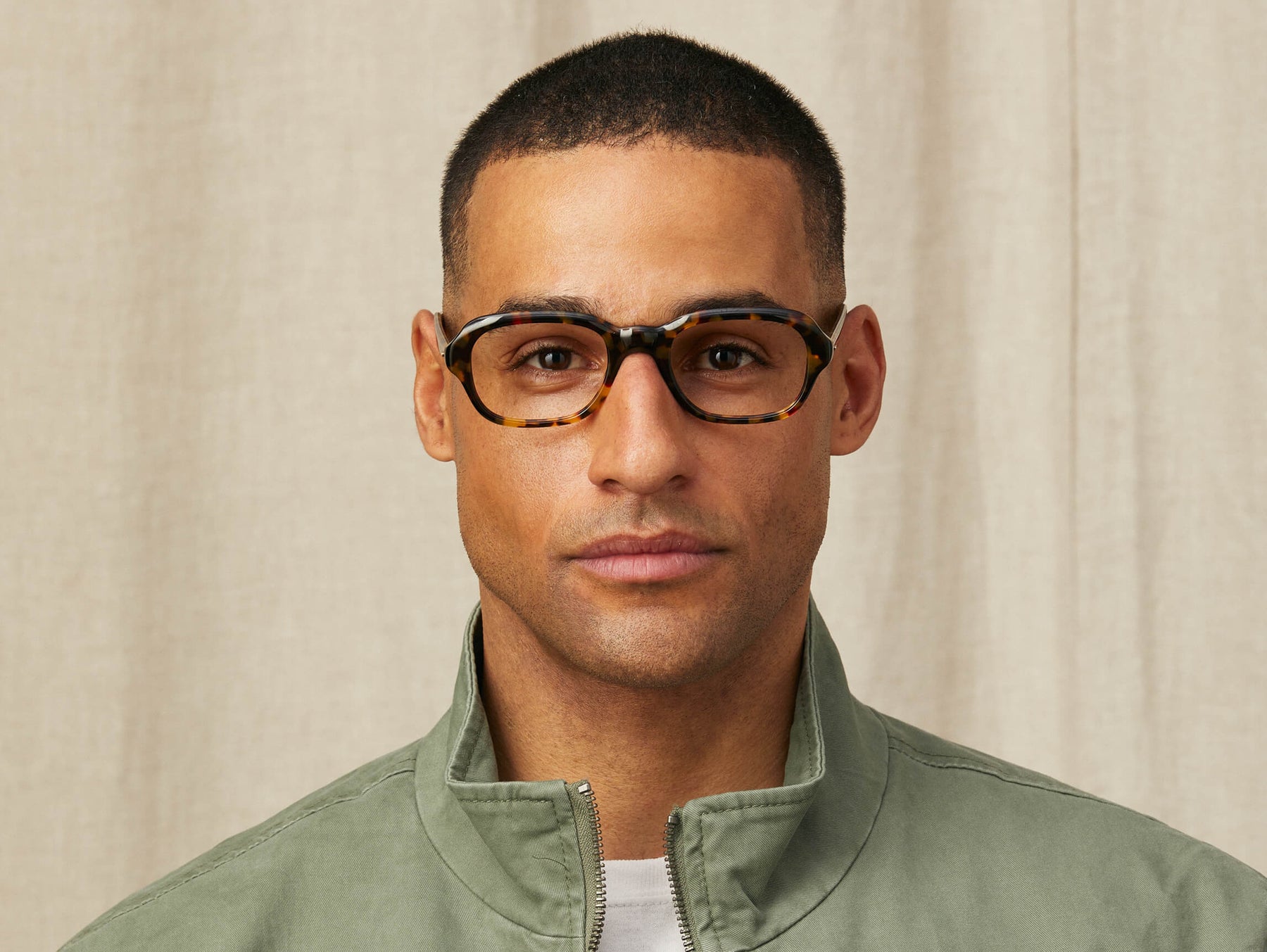 Model is wearing The MESHUG in size 51 in Tortoise Model is wearing The MESHUG in size 51 in Tortoise