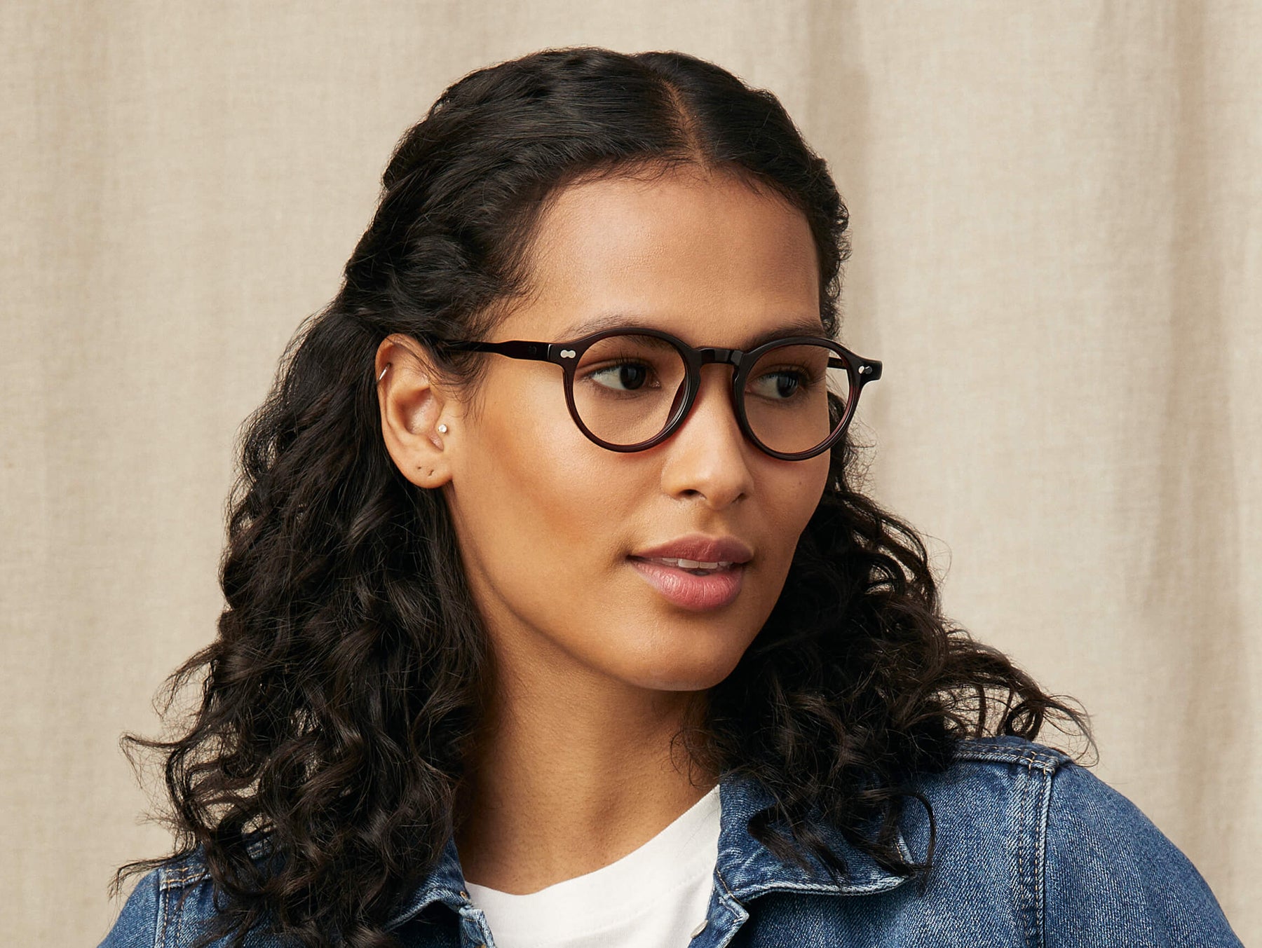 Model is wearing The MILTZEN in size 46 in Burgundy Model is wearing The MILTZEN in size 46 in Burgundy