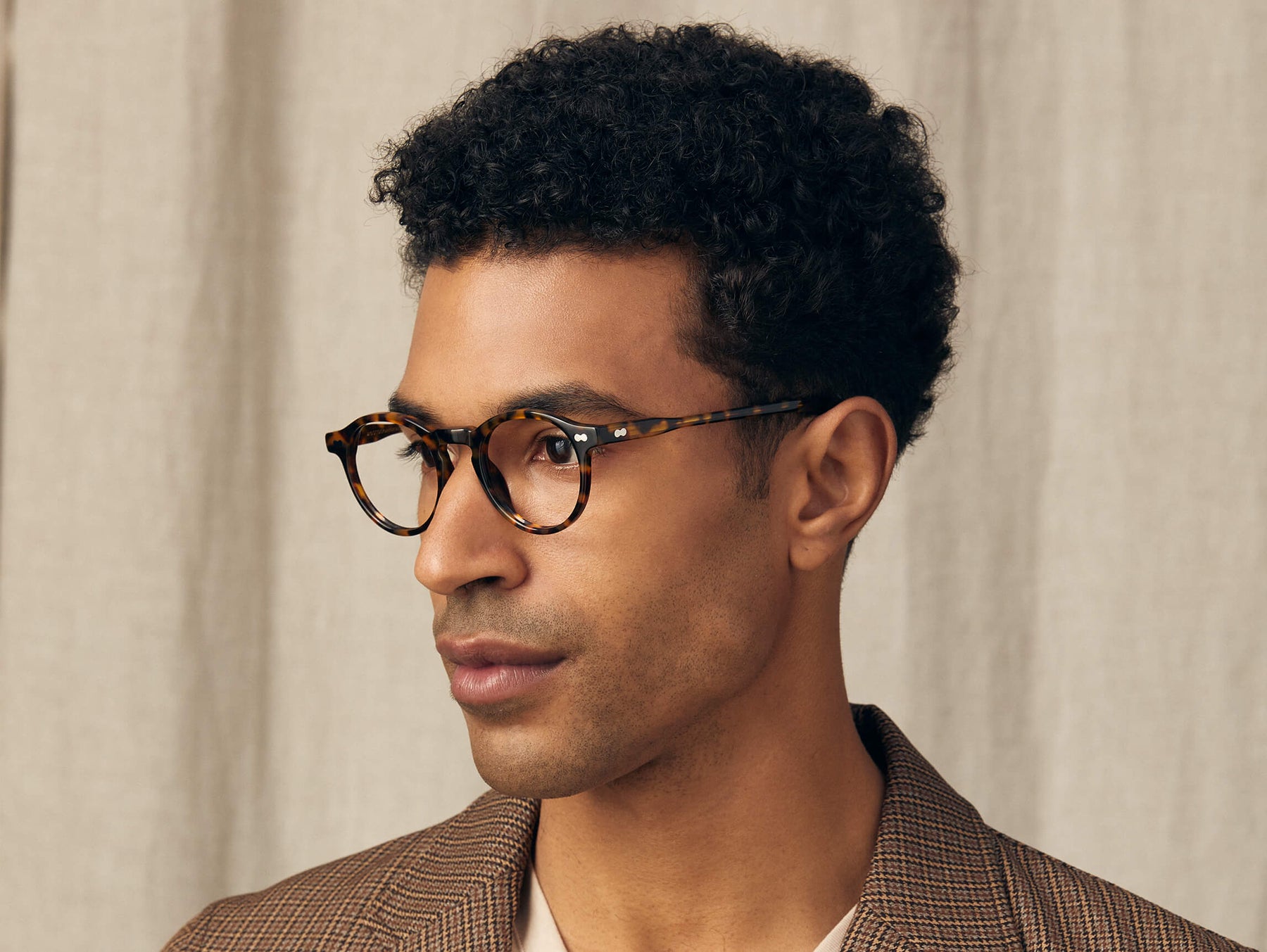 Model is wearing The MILTZEN in size 46 in Tortoise Model is wearing The MILTZEN in size 46 in Tortoise