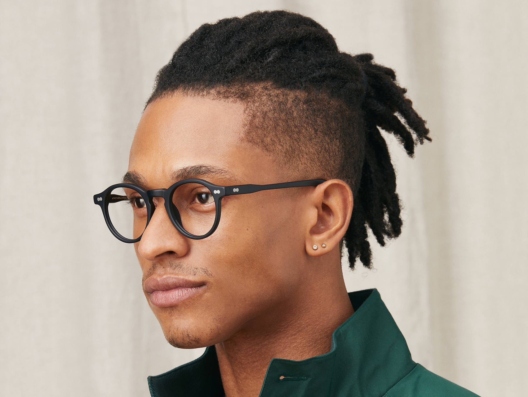 Model is wearing The MILTZEN in size 46 in Matte Black Model is wearing The MILTZEN in size 46 in Matte Black