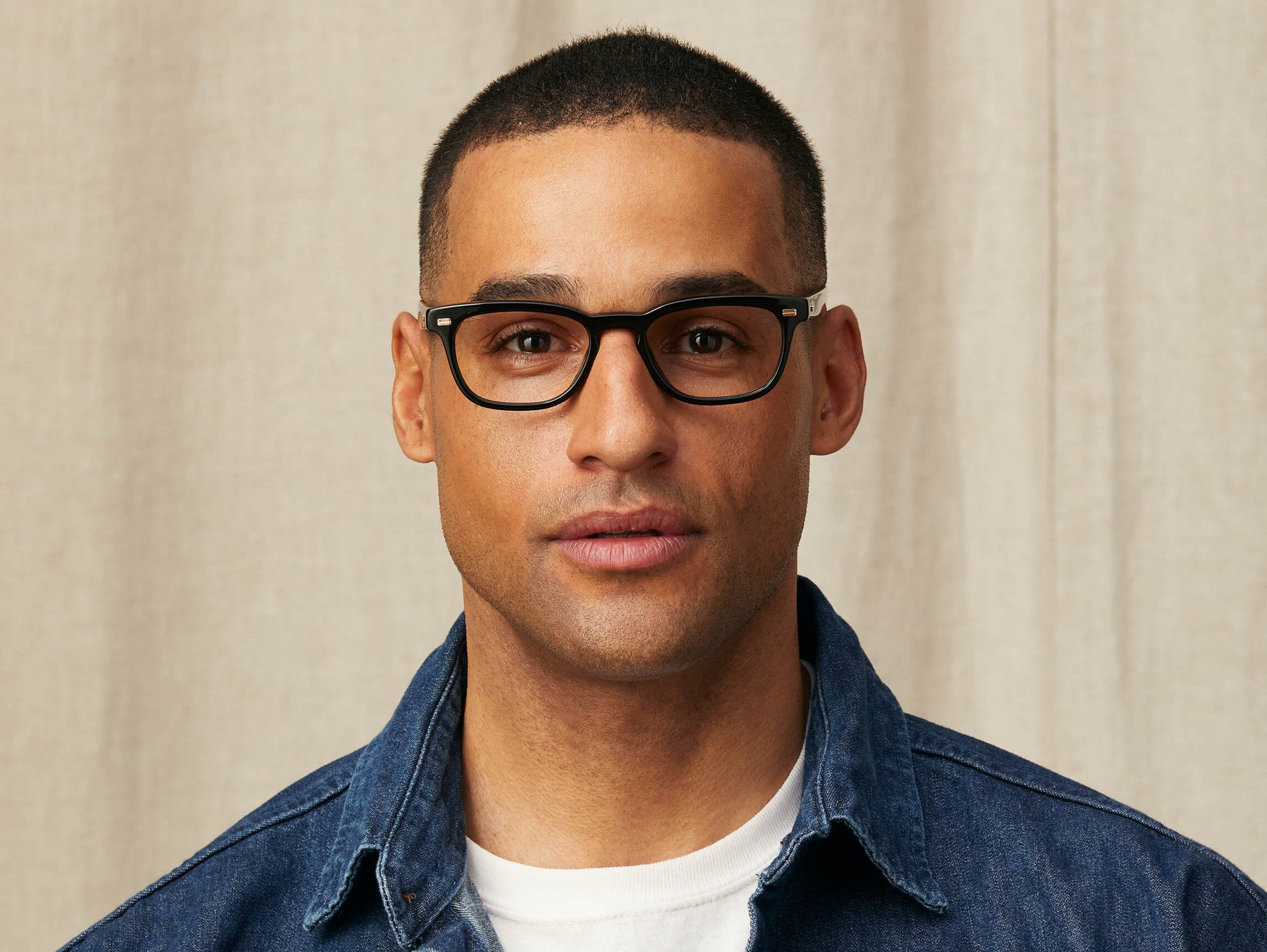 Model is wearing The MOBBLE in size 50 in Black Model is wearing The MOBBLE in size 50 in Black