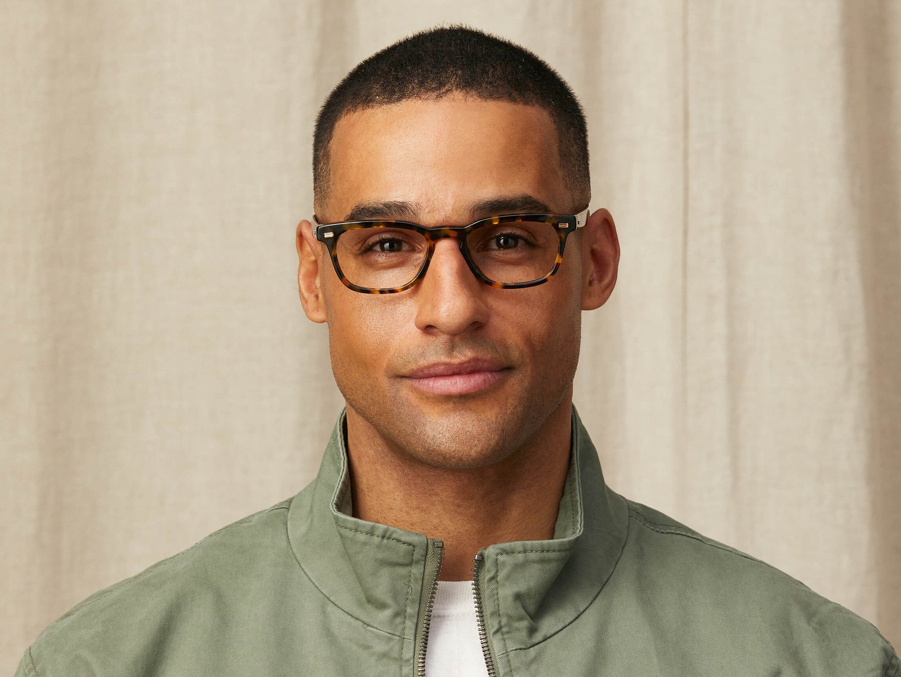 Model is wearing The MOBBLE in size 50 in Tortoise Model is wearing The MOBBLE in size 50 in Tortoise