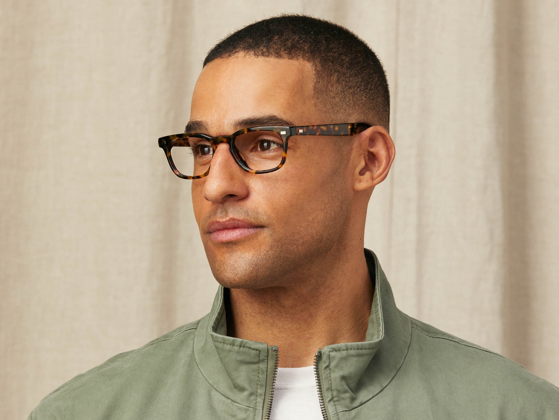 Model is wearing The MOBBLE in size 50 in Tortoise Model is wearing The MOBBLE in size 50 in Tortoise