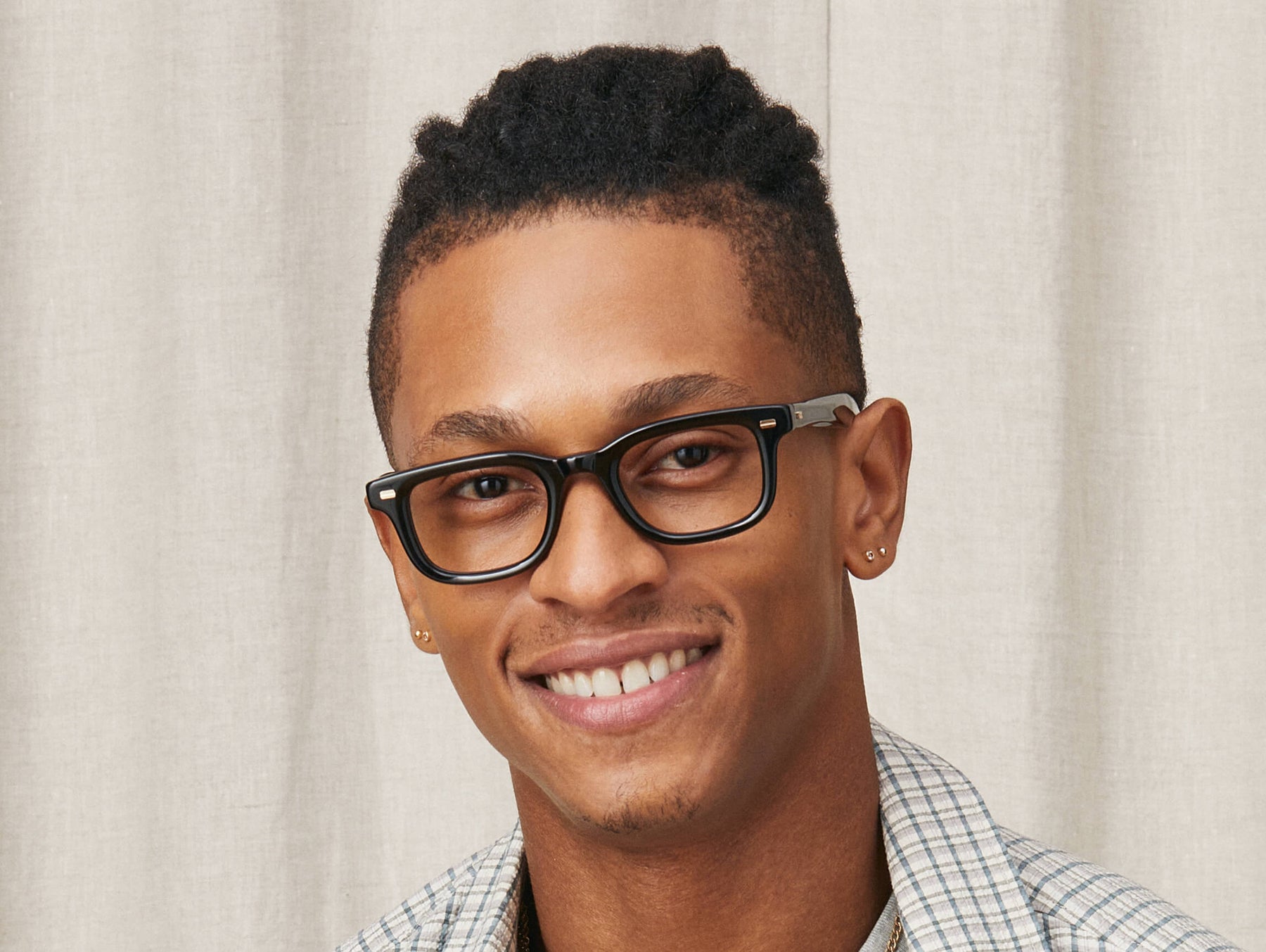 Model is wearing The KLUTZ in size 47 in Black Model is wearing The KLUTZ in size 47 in Black