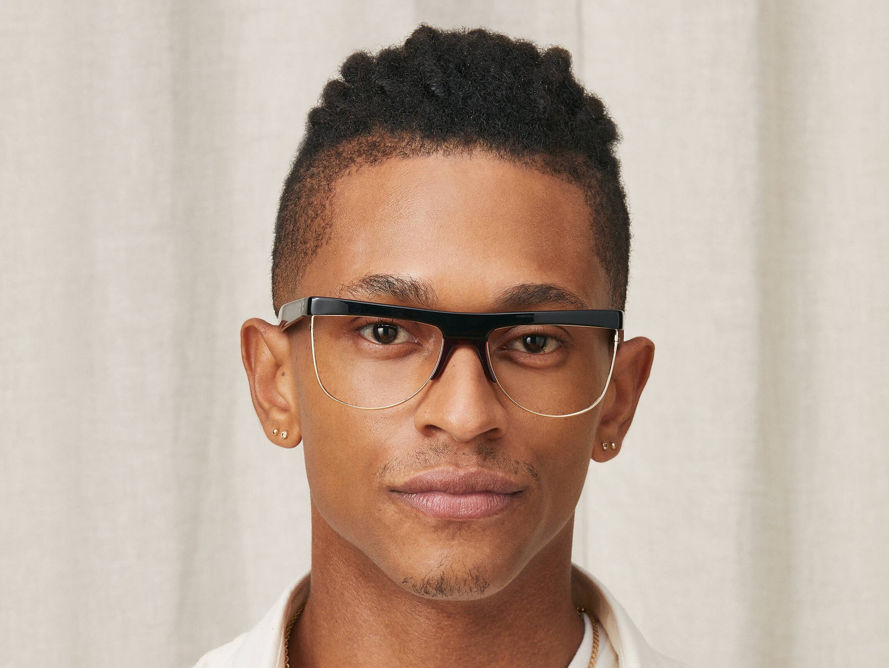 Model is wearing The SHONDA in size 58 in Black/Burgundy Model is wearing The SHONDA in size 58 in Black/Burgundy