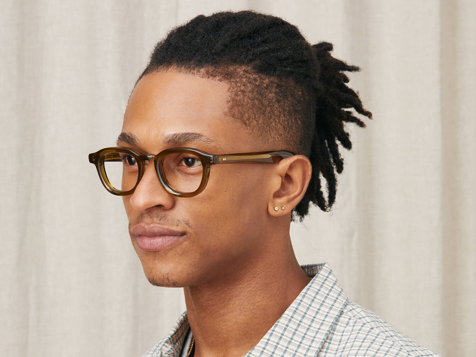 Model is wearing The DAHVEN in size 44 in Olive Brown Model is wearing The DAHVEN in size 44 in Olive Brown