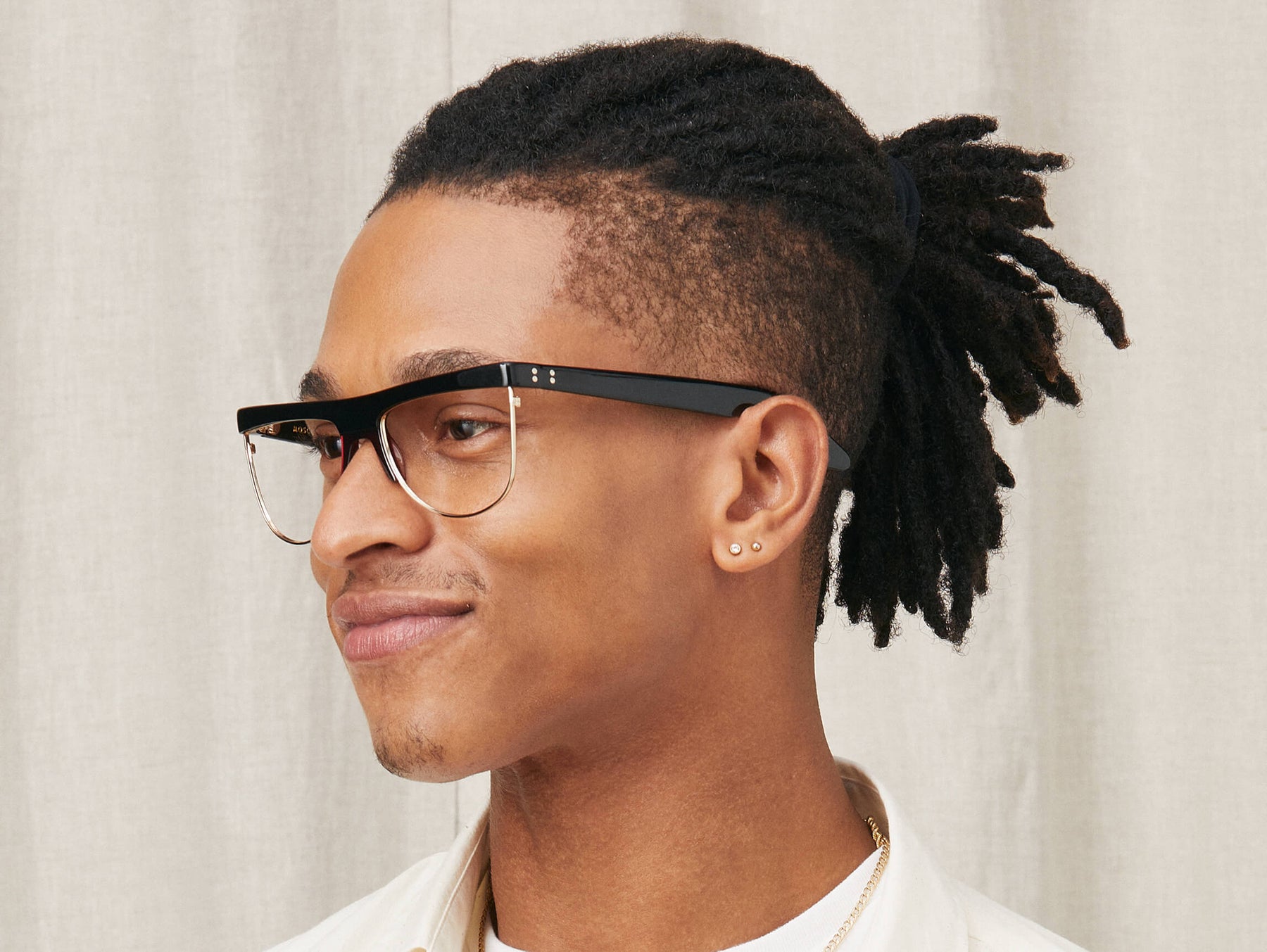 Model is wearing The SHONDA in size 58 in Black/Burgundy Model is wearing The SHONDA in size 58 in Black/Burgundy