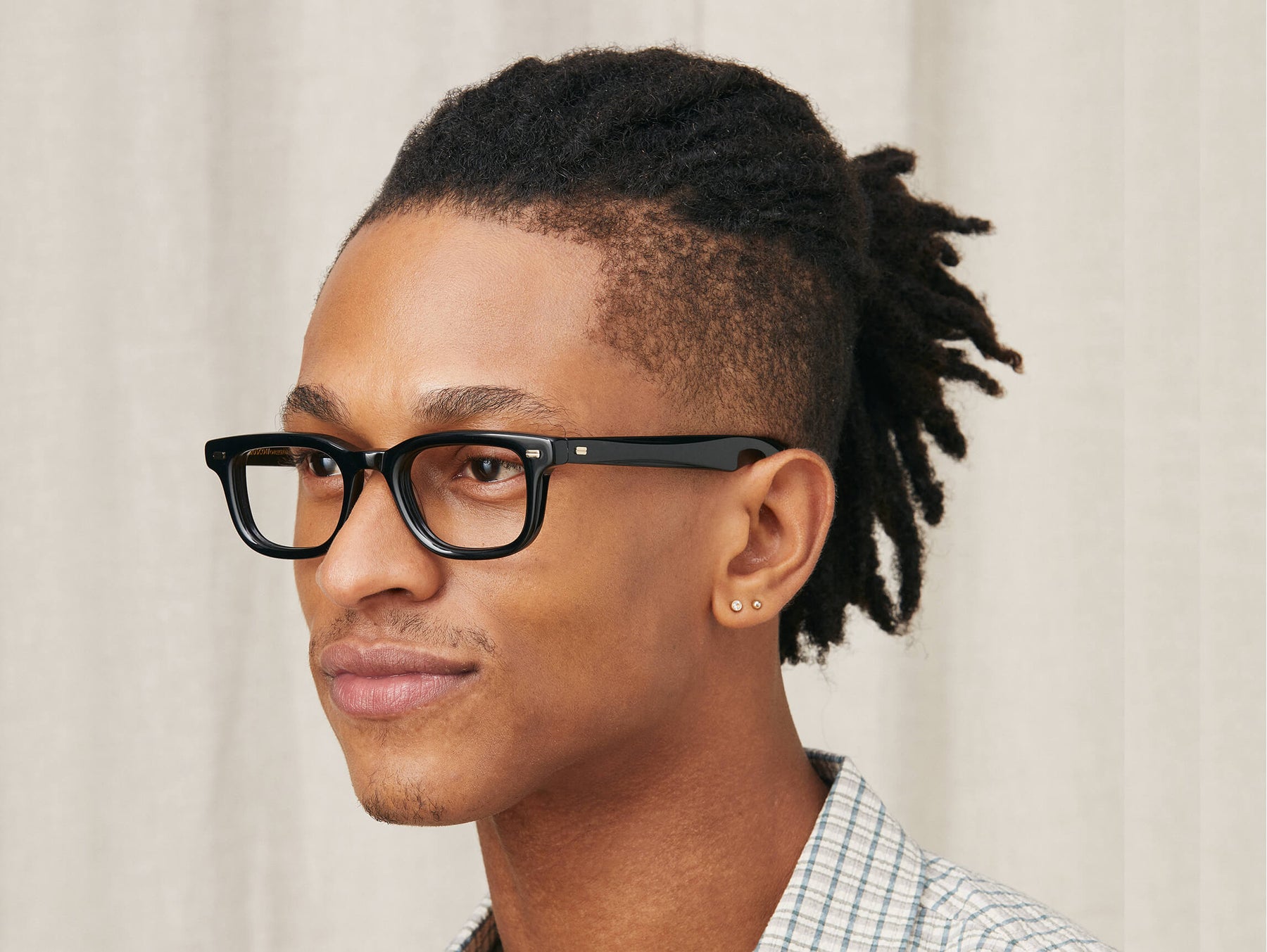 Model is wearing The KLUTZ in size 47 in Black Model is wearing The KLUTZ in size 47 in Black