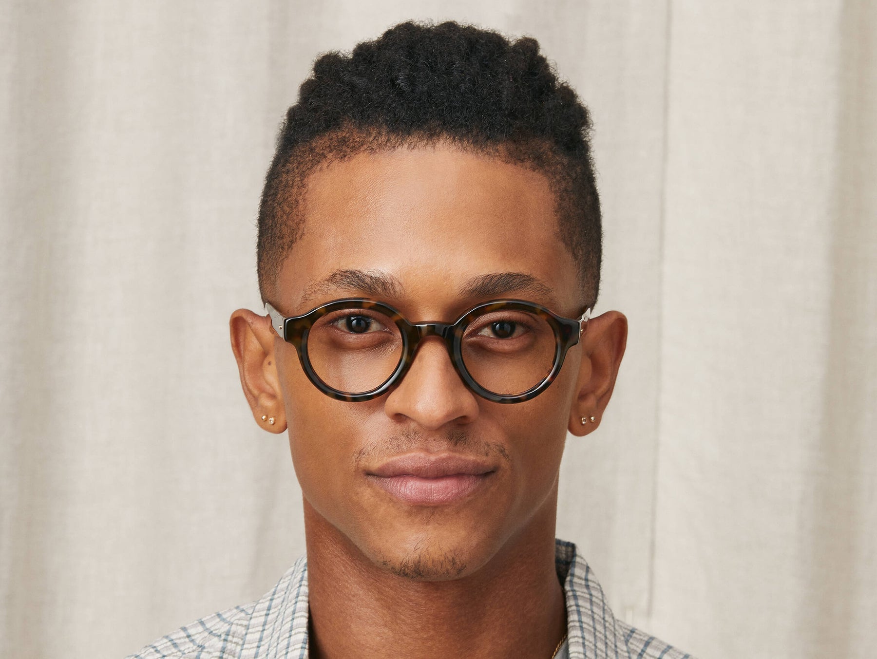 Model is wearing The GREPS in size 44 in Tortoise Model is wearing The GREPS in size 44 in Tortoise