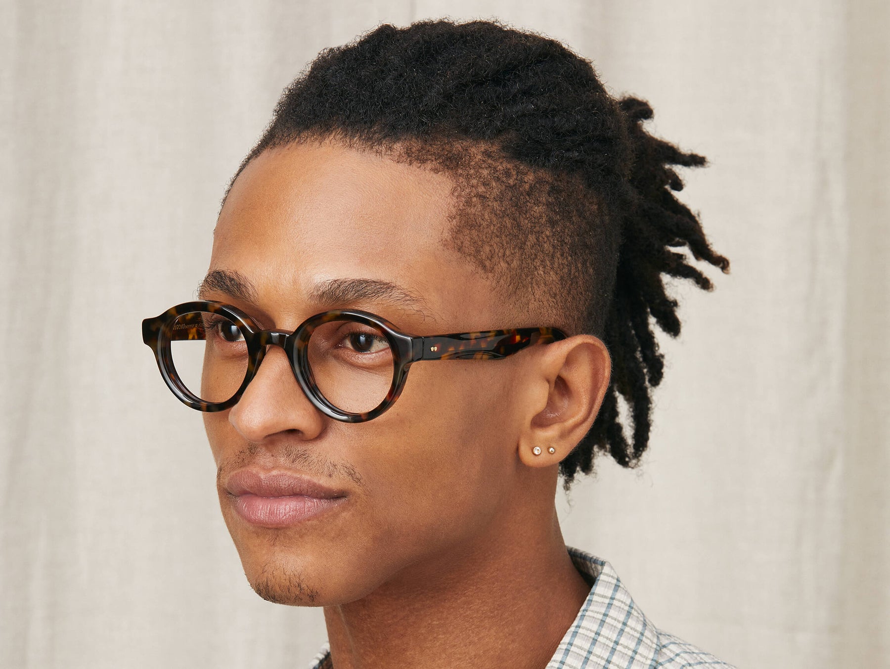 Model is wearing The GREPS in size 44 in Tortoise Model is wearing The GREPS in size 44 in Tortoise