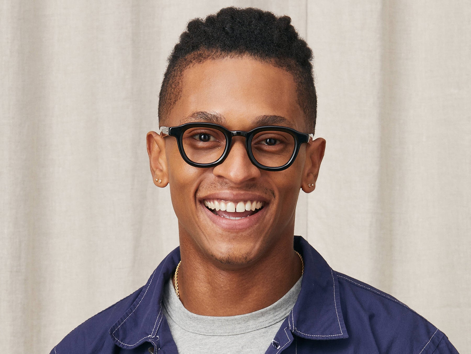 Model is wearing The DAHVEN in size 44 in Black Model is wearing The DAHVEN in size 44 in Black