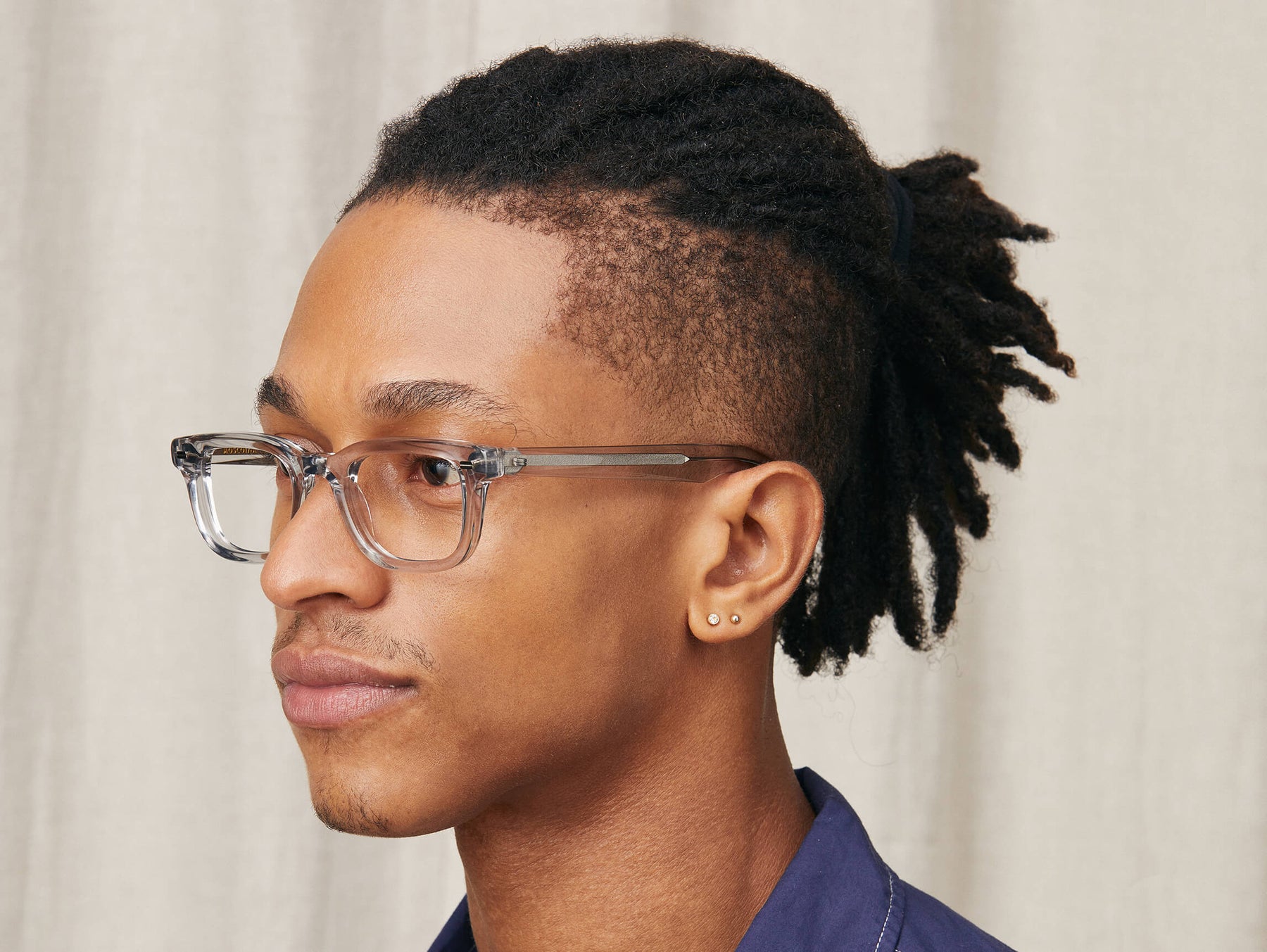 Model is wearing The KLUTZ in size 47 in Light Grey Model is wearing The KLUTZ in size 47 in Light Grey